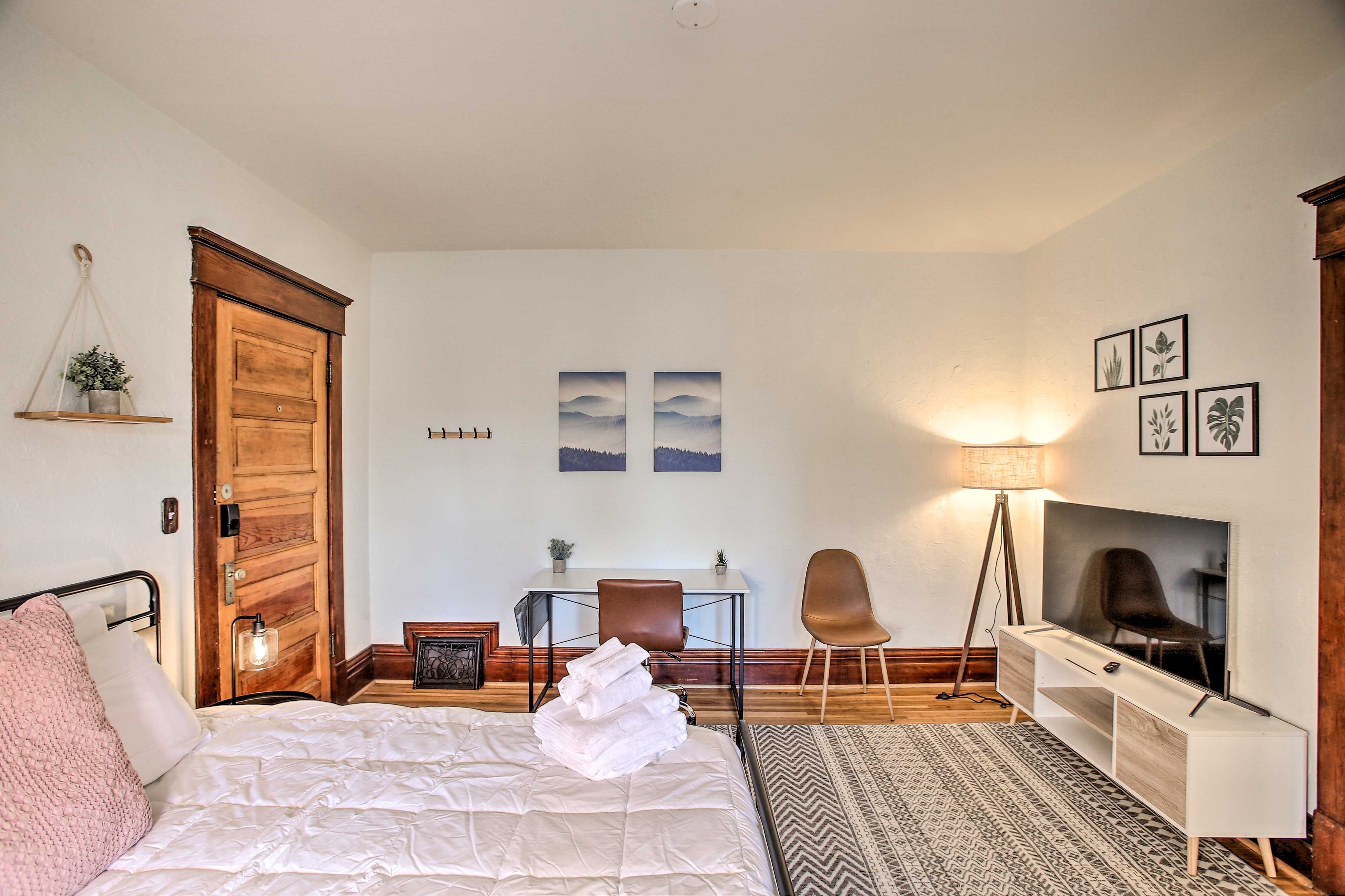 Studio | King Bed | 1st-Floor Unit | Smart TV | Laptop Workspace