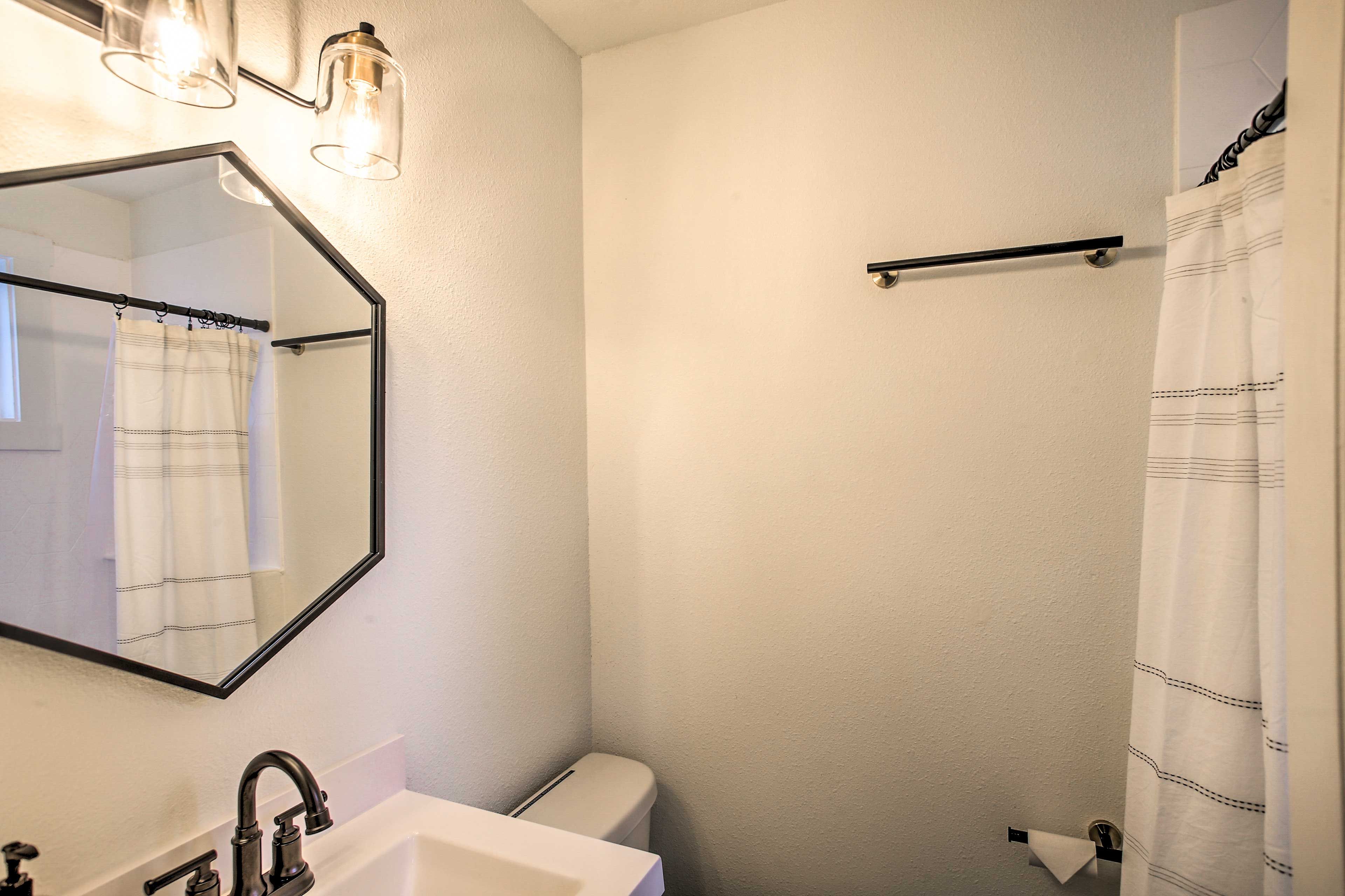Full Bathroom | Complimentary Toiletries | Hair Dryer