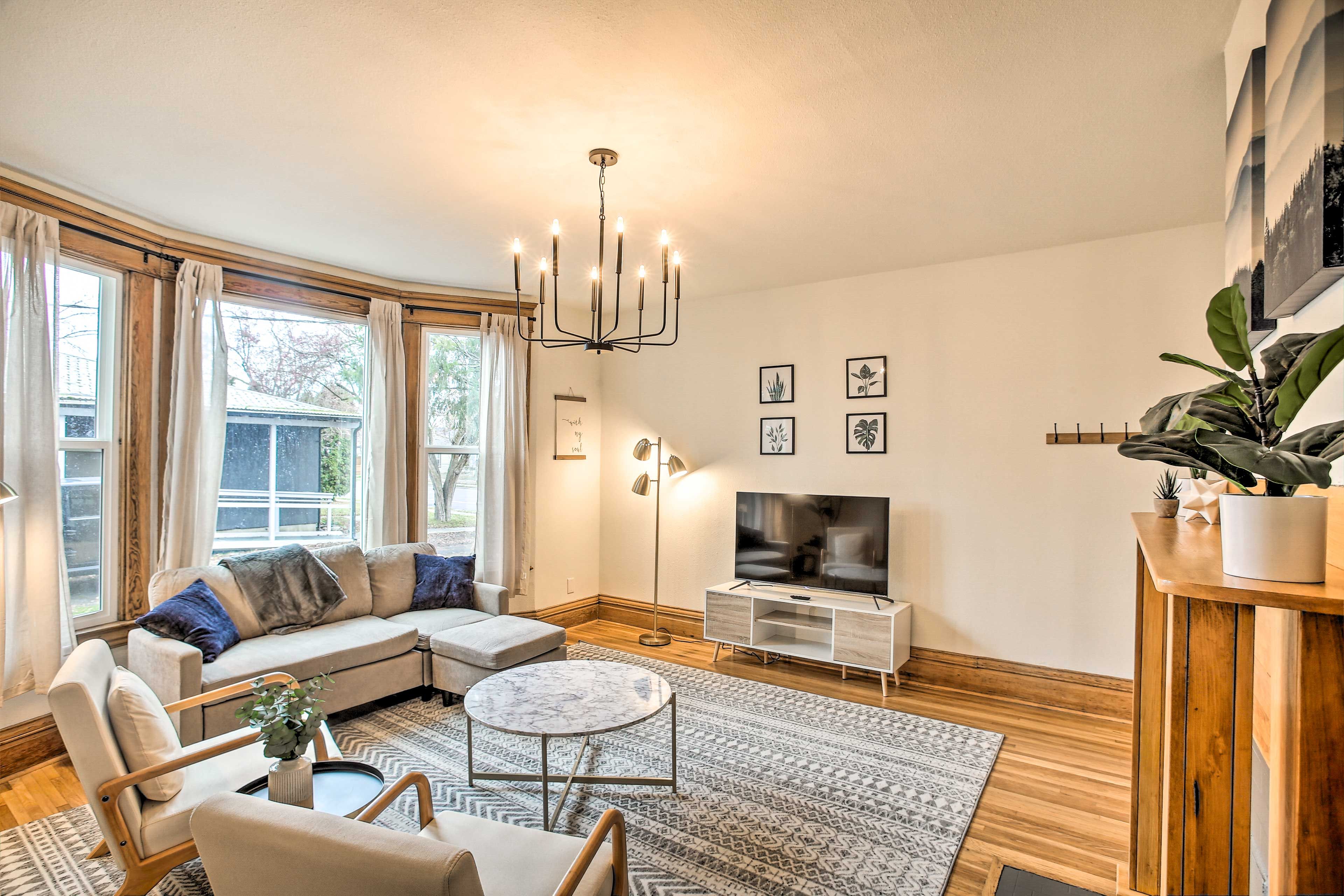 Living Room | Flat-Screen TV | Internet Access | Air Conditioning
