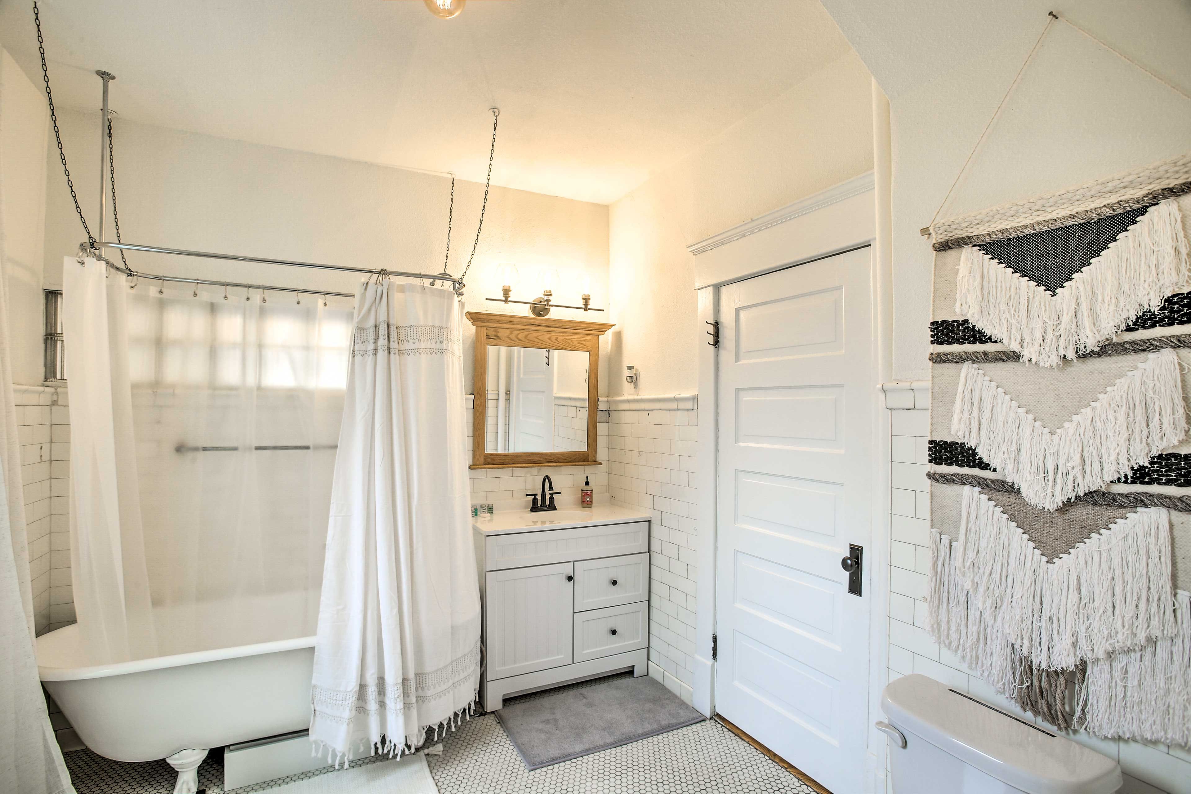 Full Bathroom | Shower/Tub Combo | Complimentary Toiletries | Hair Dryer