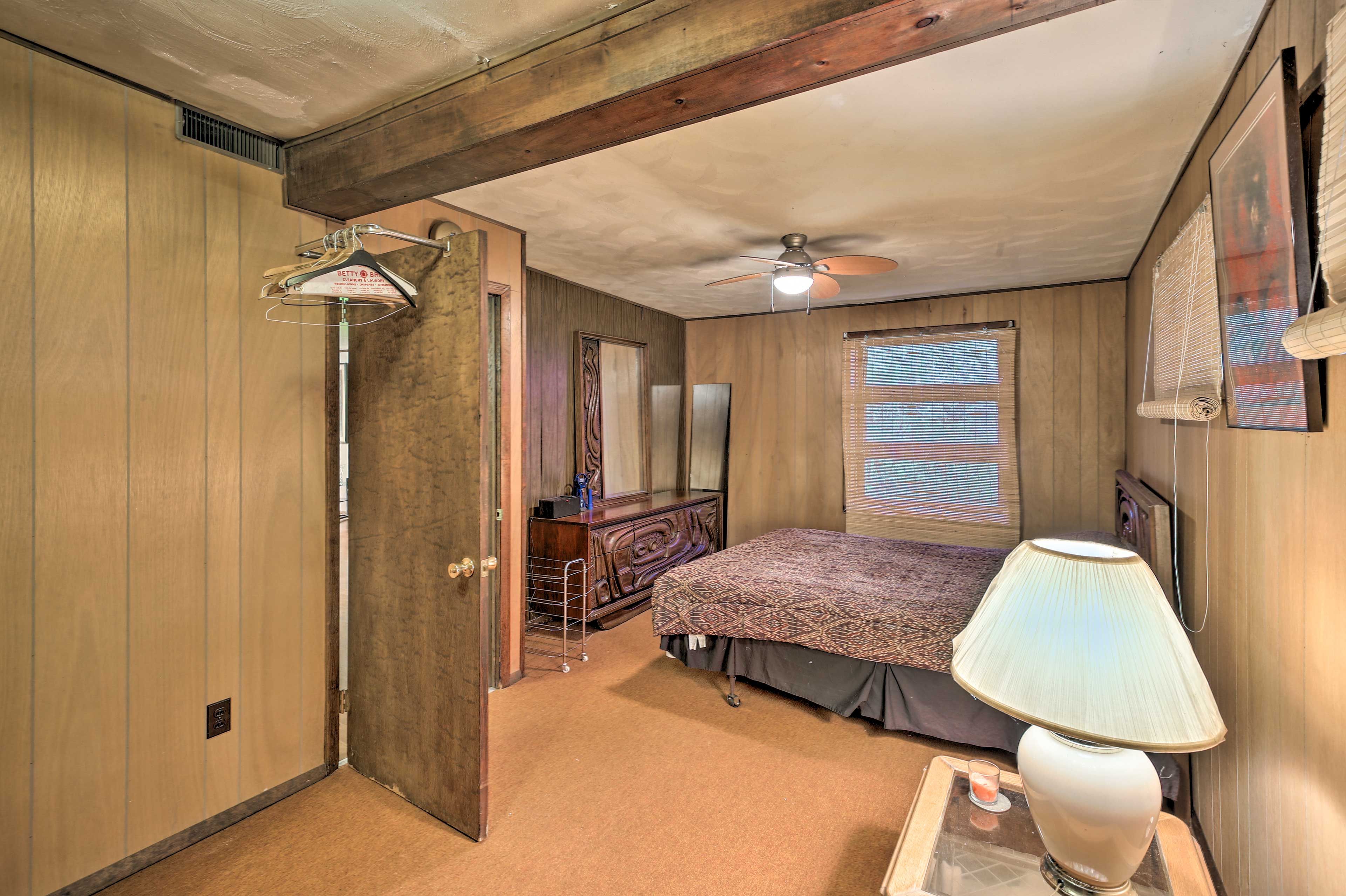 Bedroom | Queen Bed | Full Bed | Linens Provided