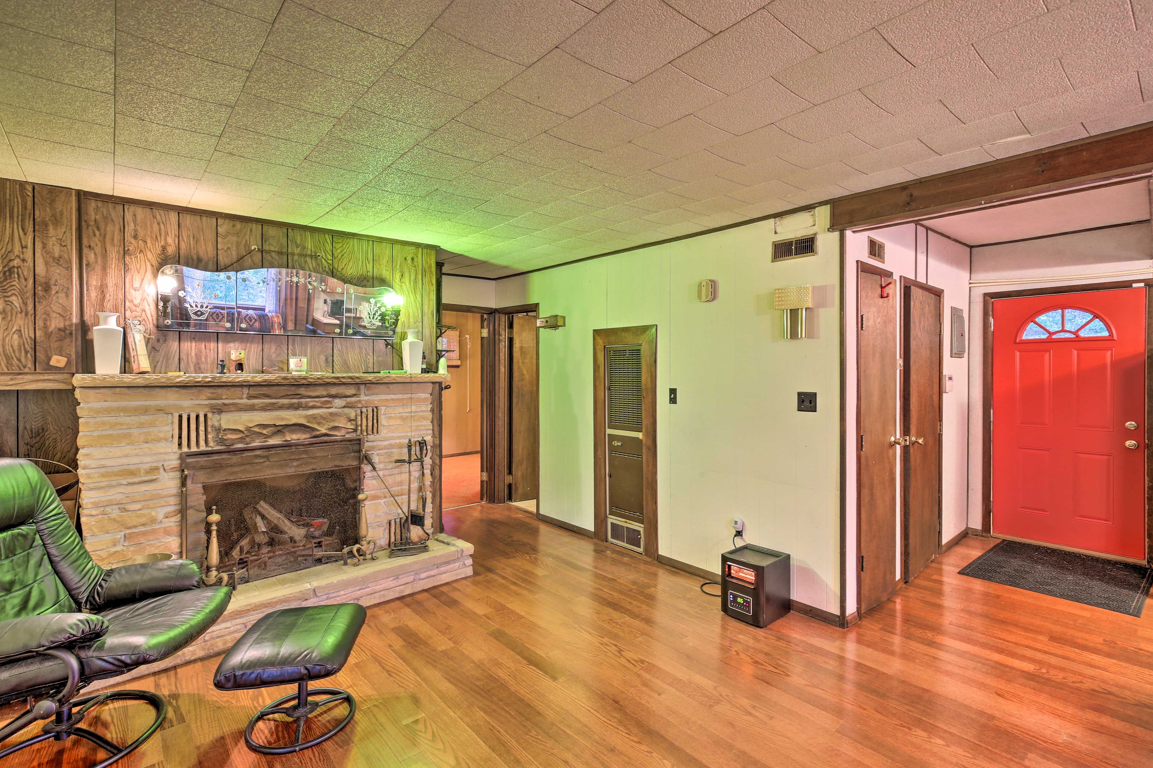 Living Room | Smart TV | Fireplace