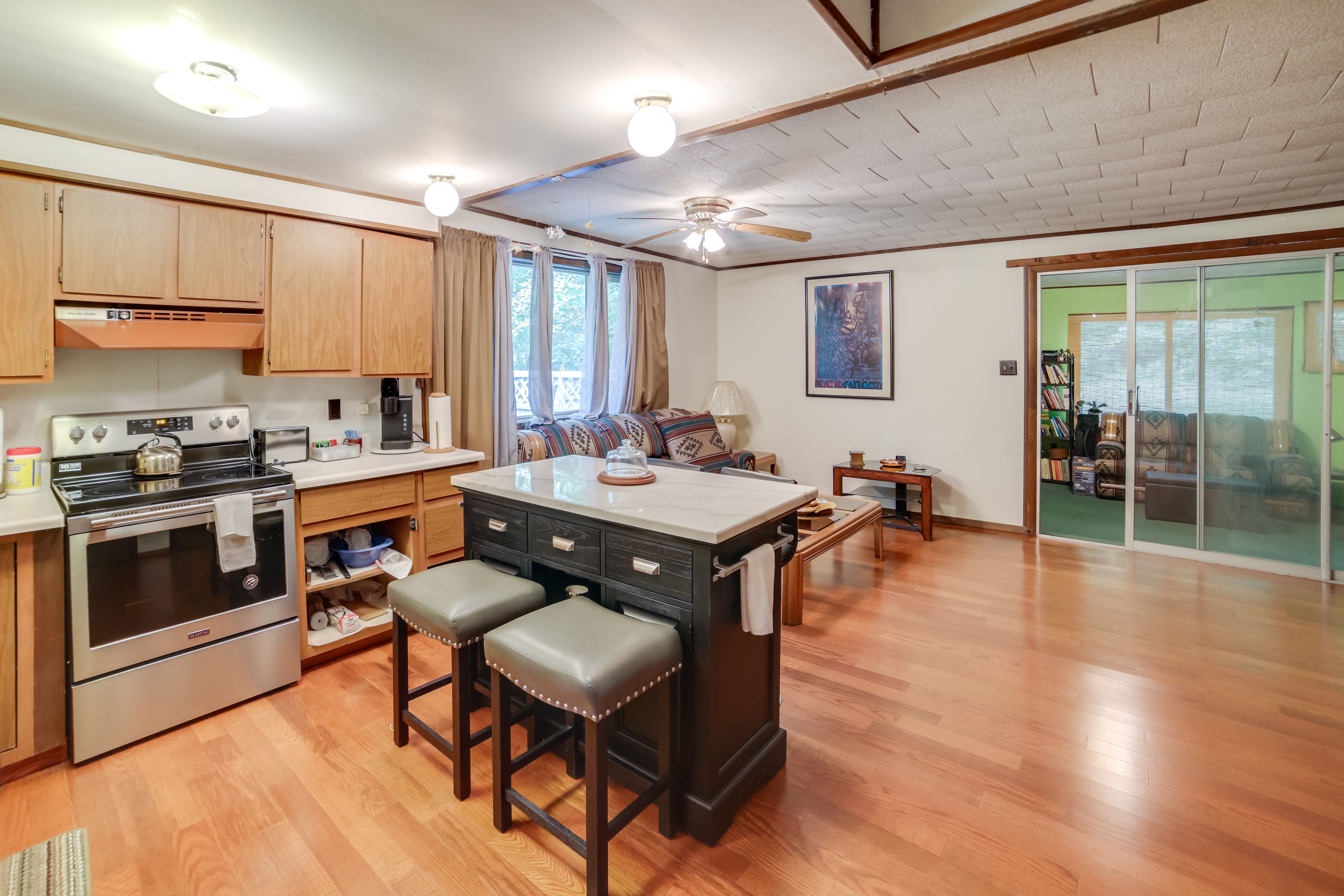Kitchen | Paper Towels/Trash Bags Provided