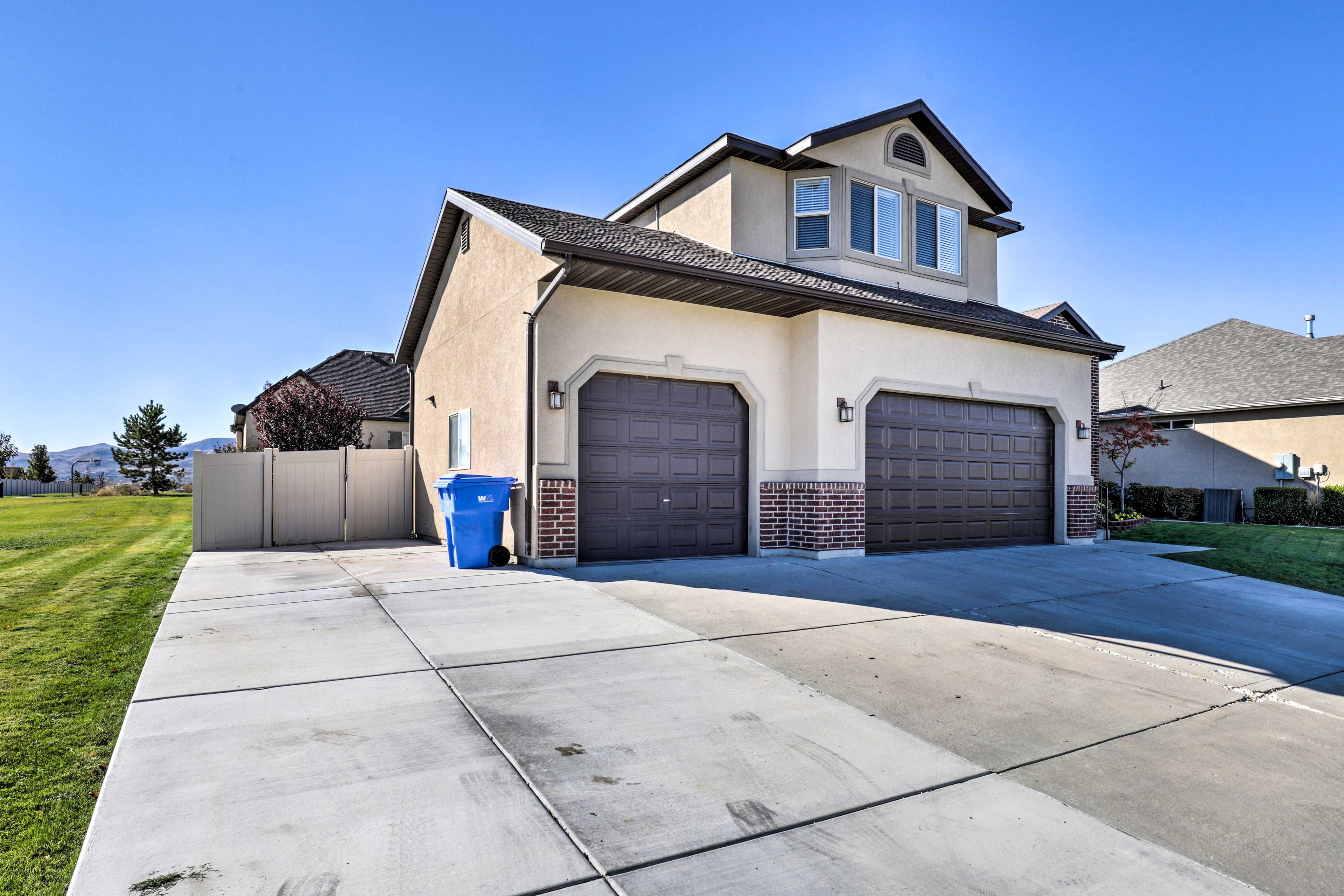 Parking | Driveway (5 Vehicles) | Garage (3 Vehicles) | RV Parking