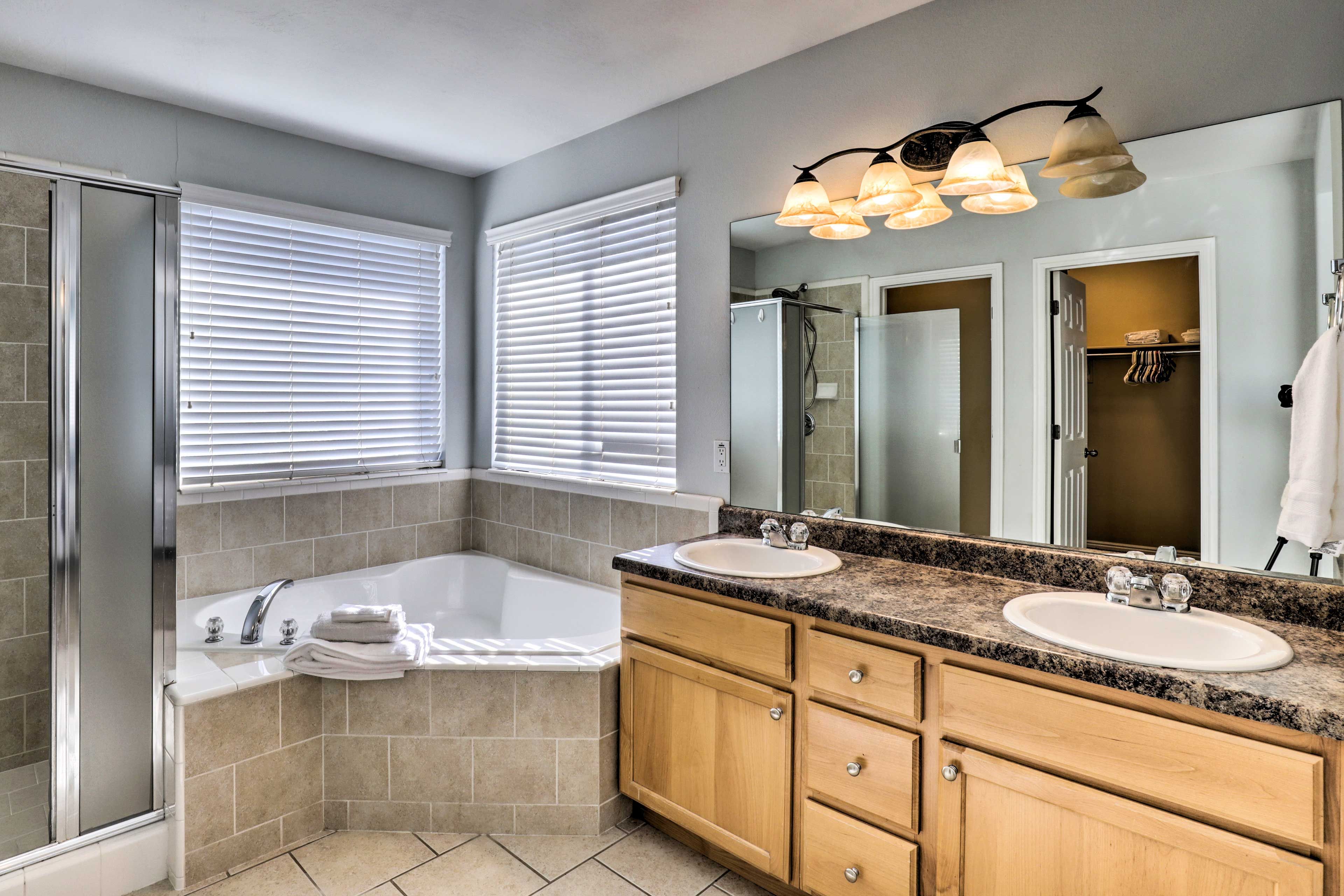 En-Suite Bathroom | Linens & Towels | Complimentary Toiletries | Hair Dryer