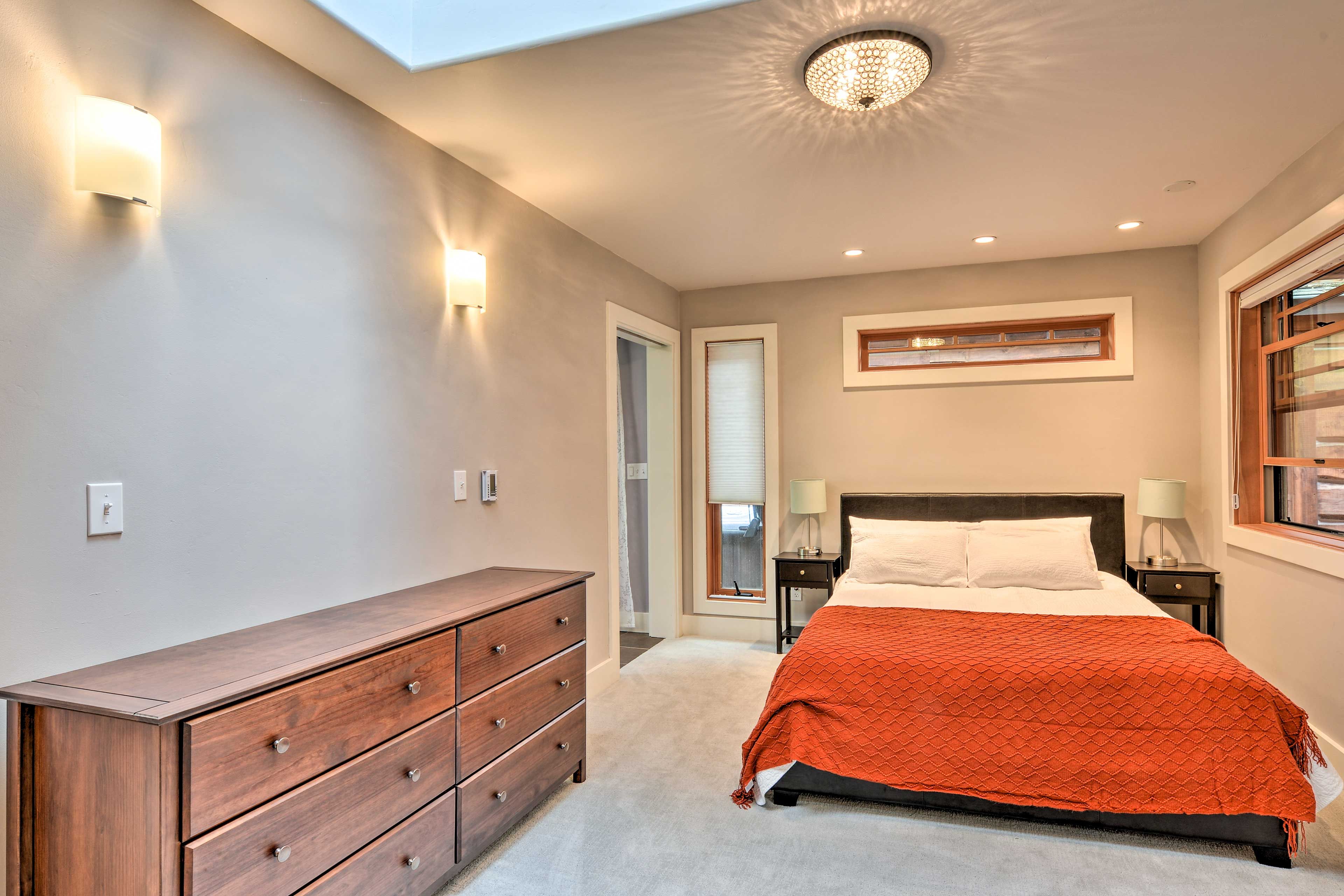 Bedroom | Queen Bed | En-Suite Bathroom