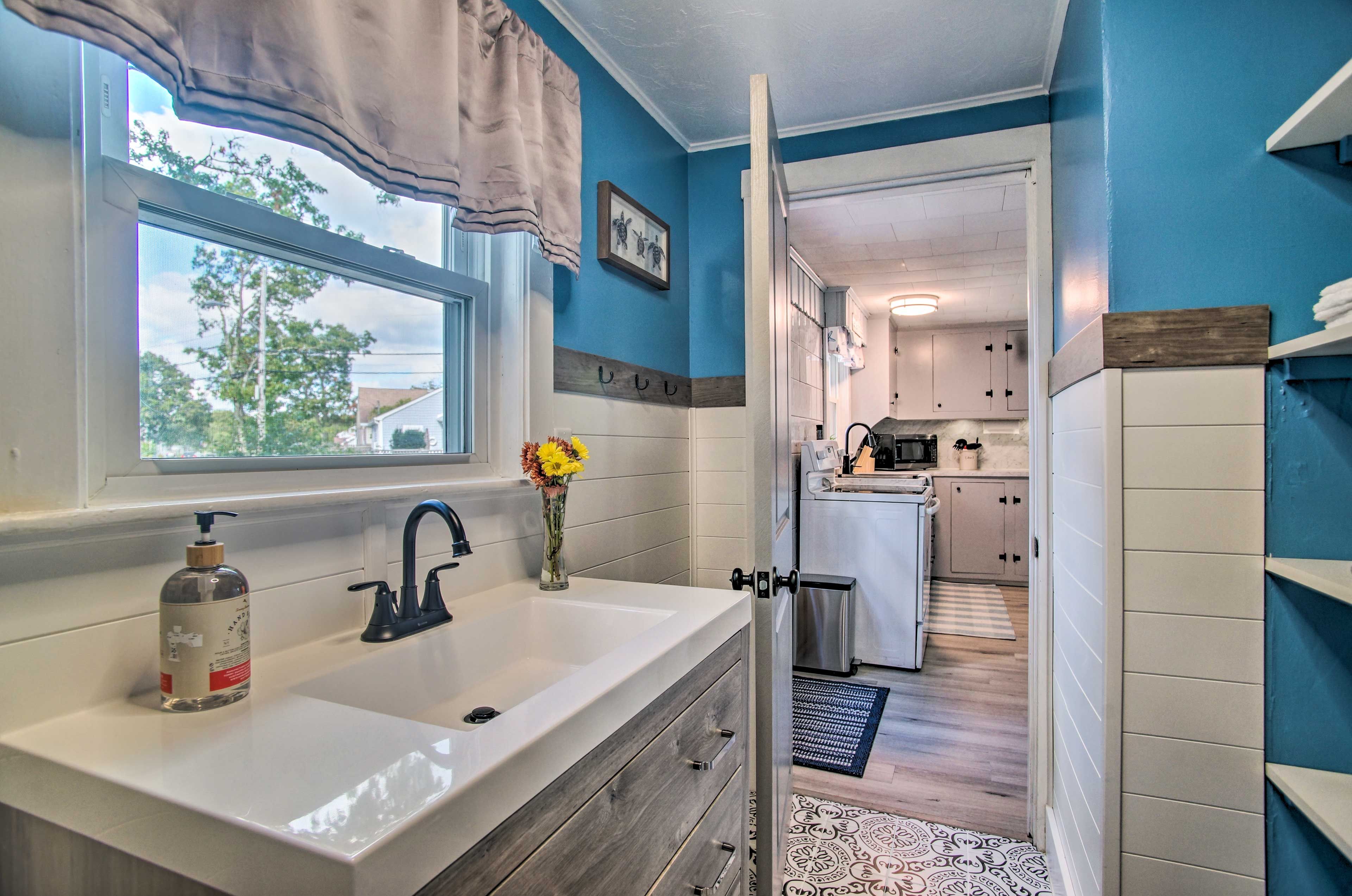 Full Bathroom | Towels Provided
