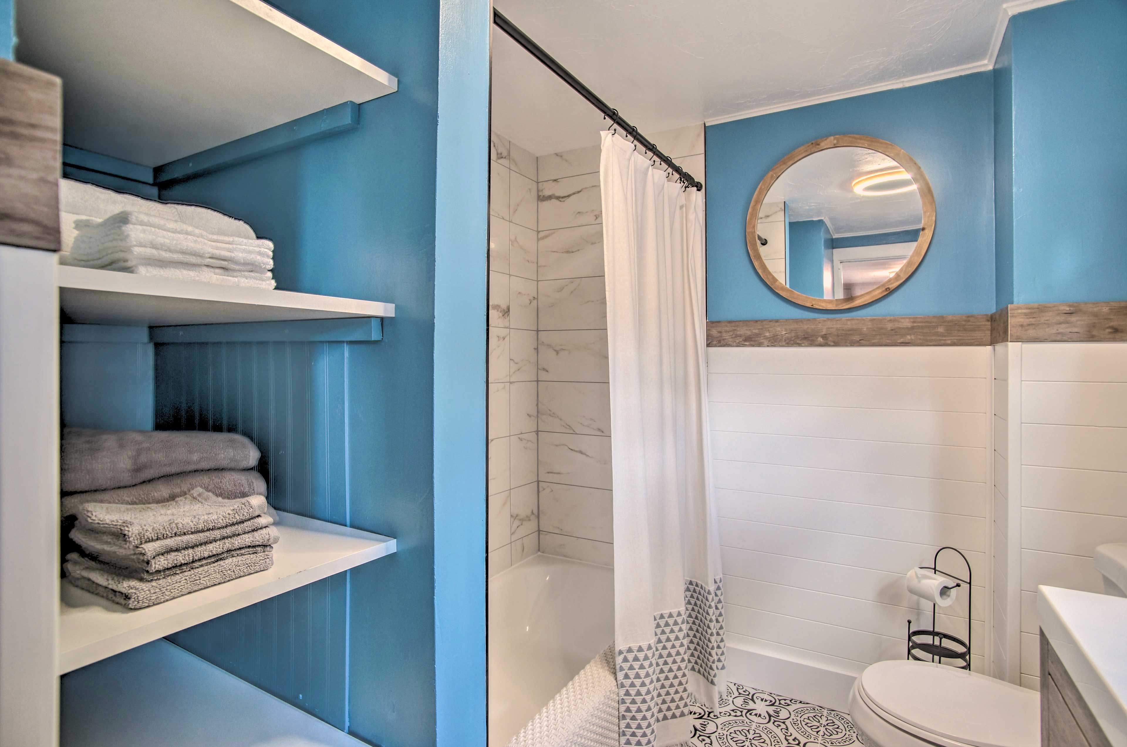 Full Bathroom | Shower/Tub Combo