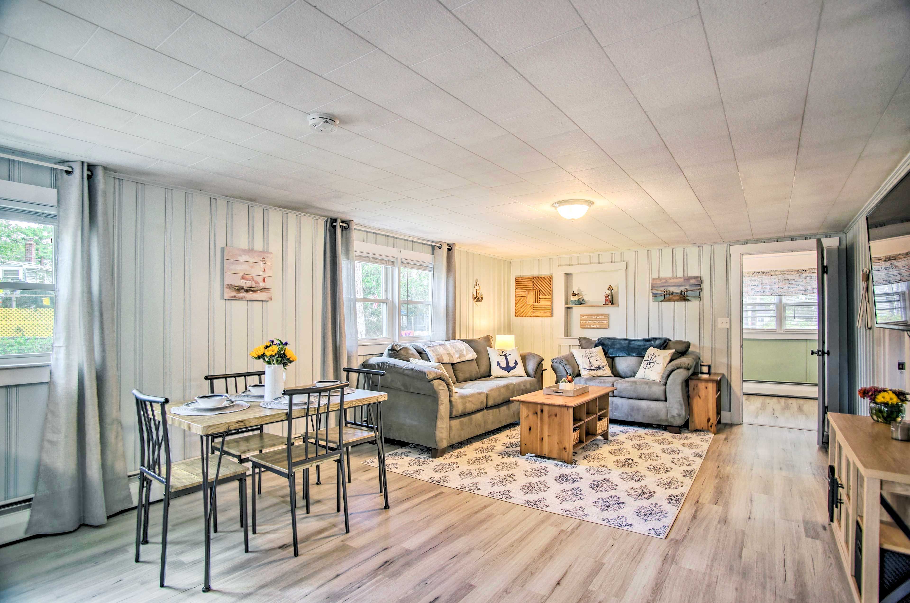 Living Room | Pet Friendly (2 Pet Max) | Keyless Entry