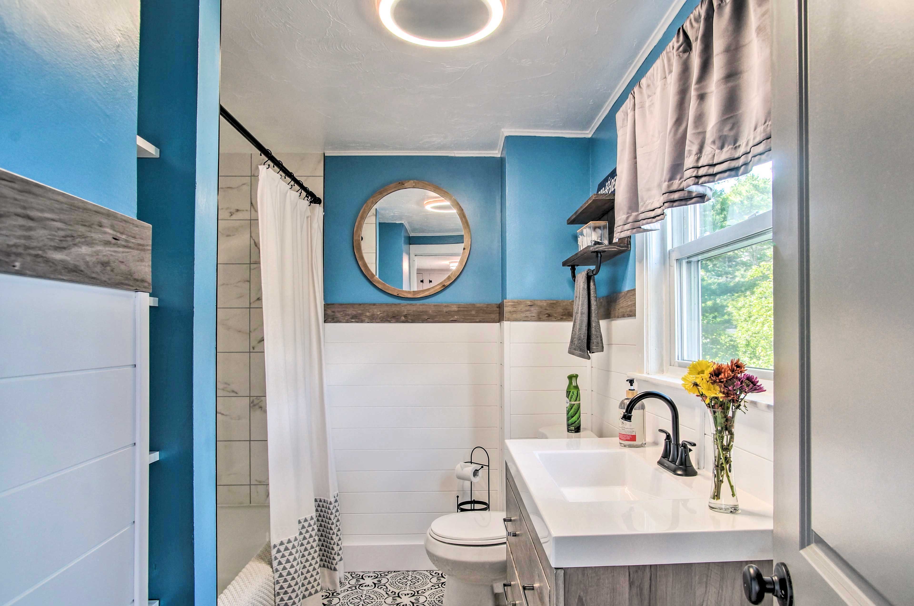 Full Bathroom | Complimentary Toiletries