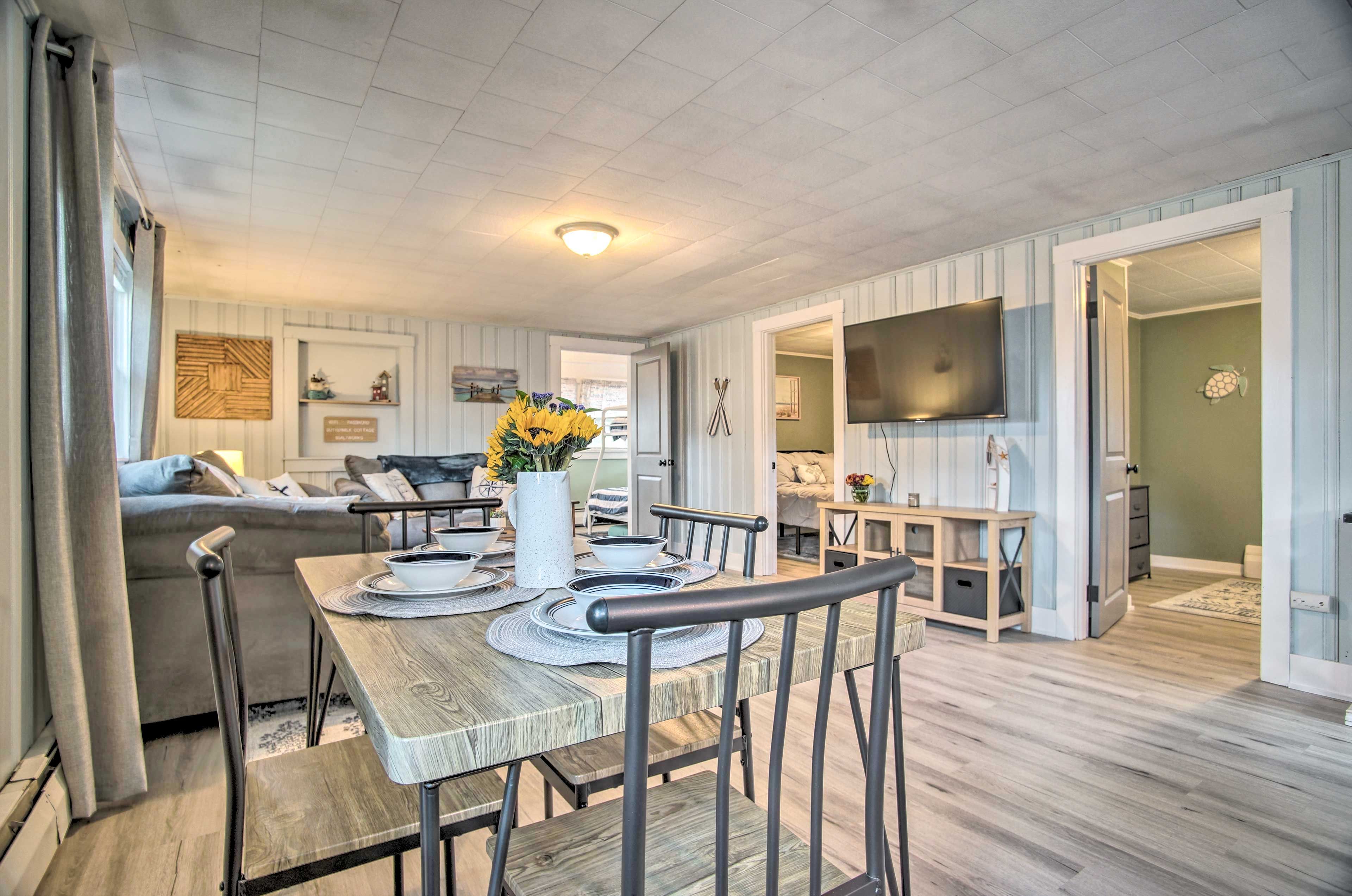 Dining Area | Dishware & Flatware Provided