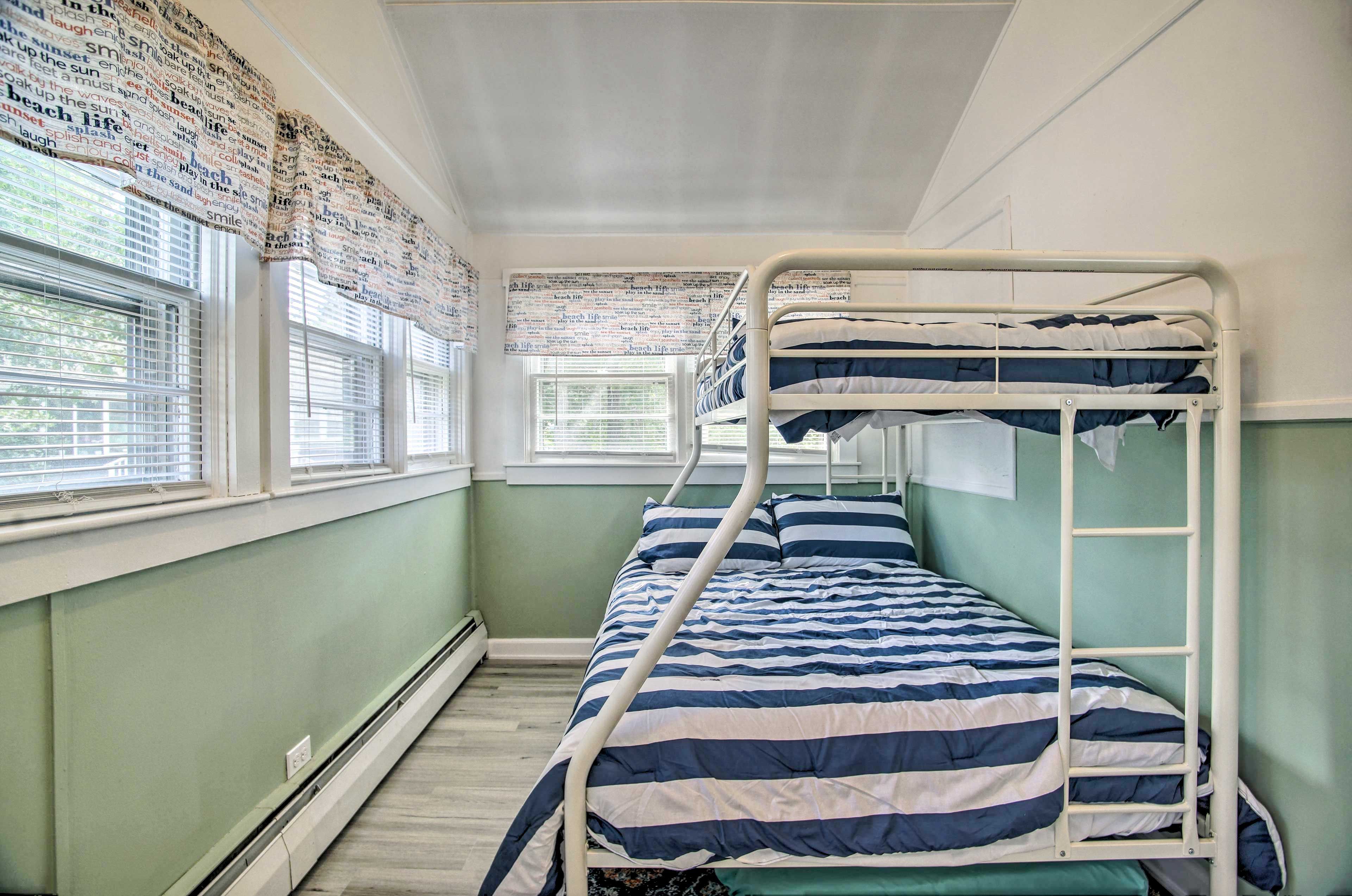 Bedroom 3 | Twin/Full Bunk Bed
