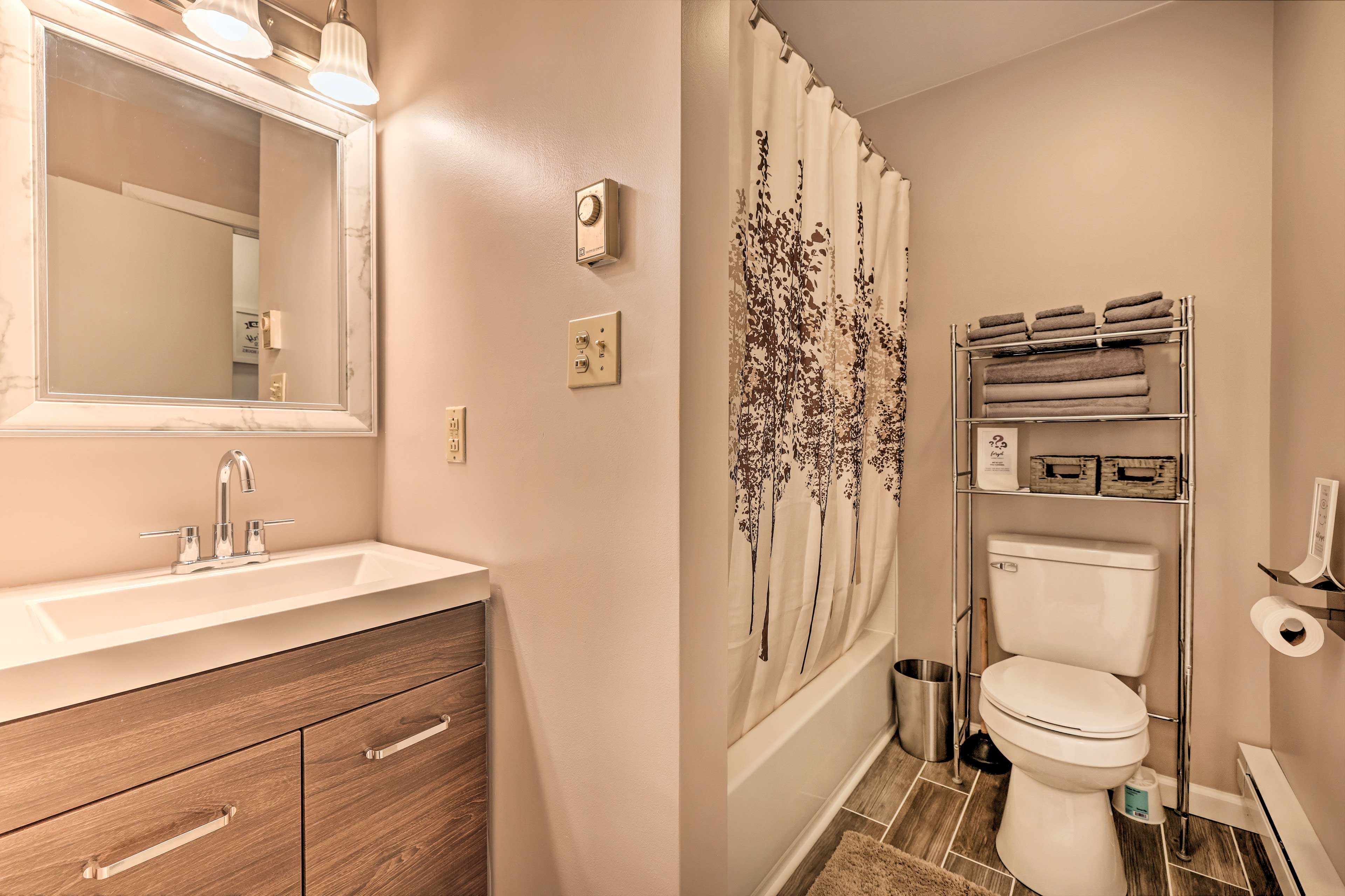 Full Bathroom | Complimentary Toiletries