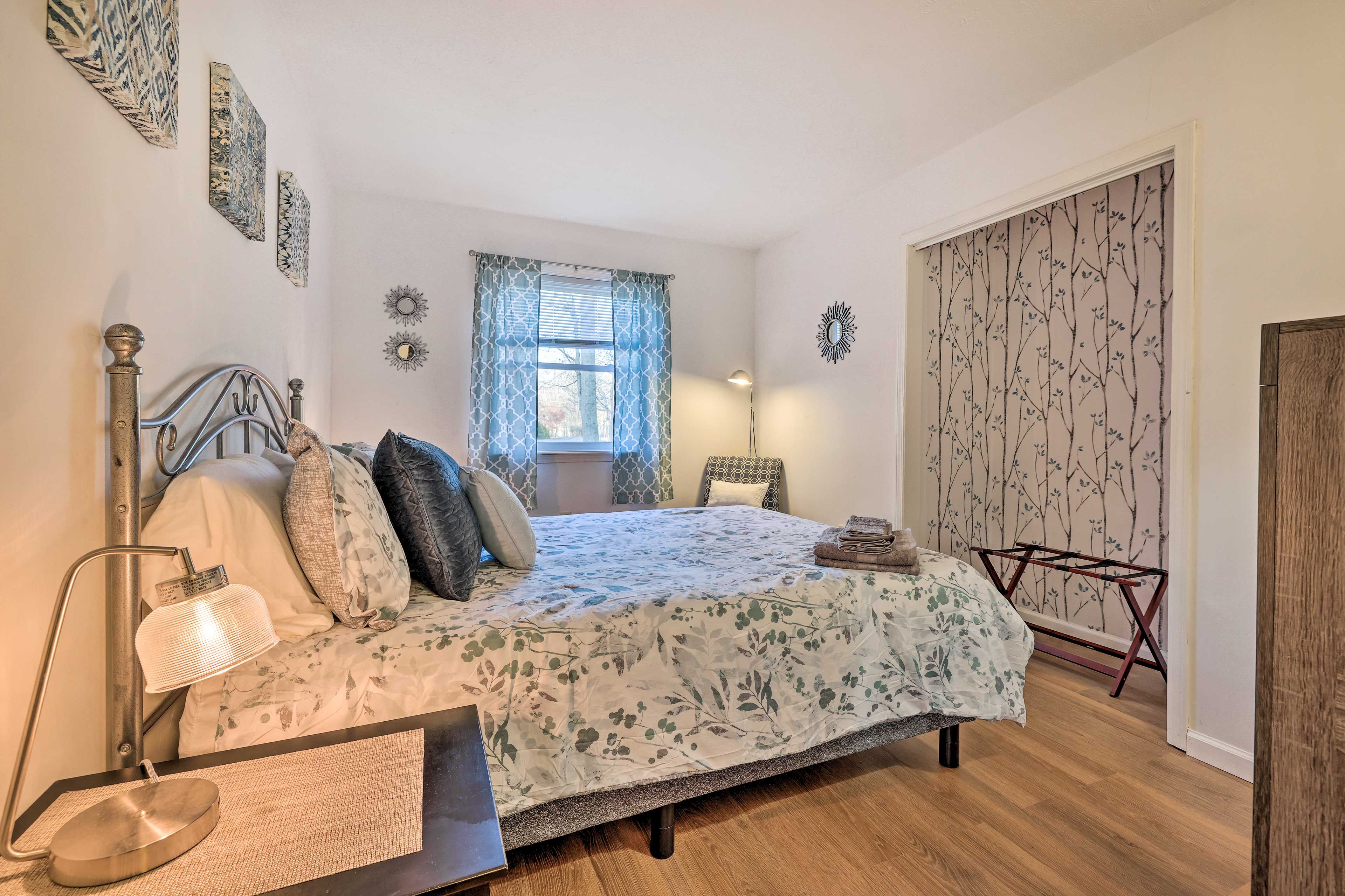 Bedroom 1 | Queen Bed | 1st Floor