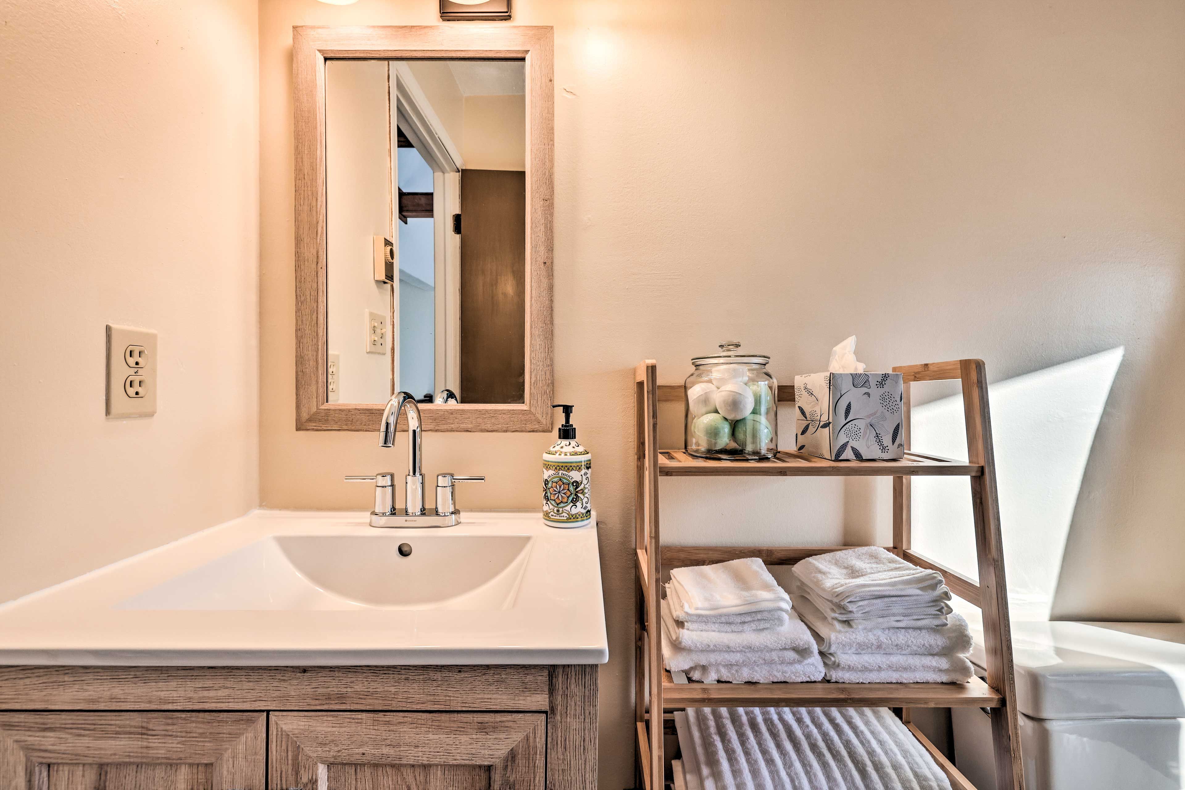 Full Bathroom | Towels Provided