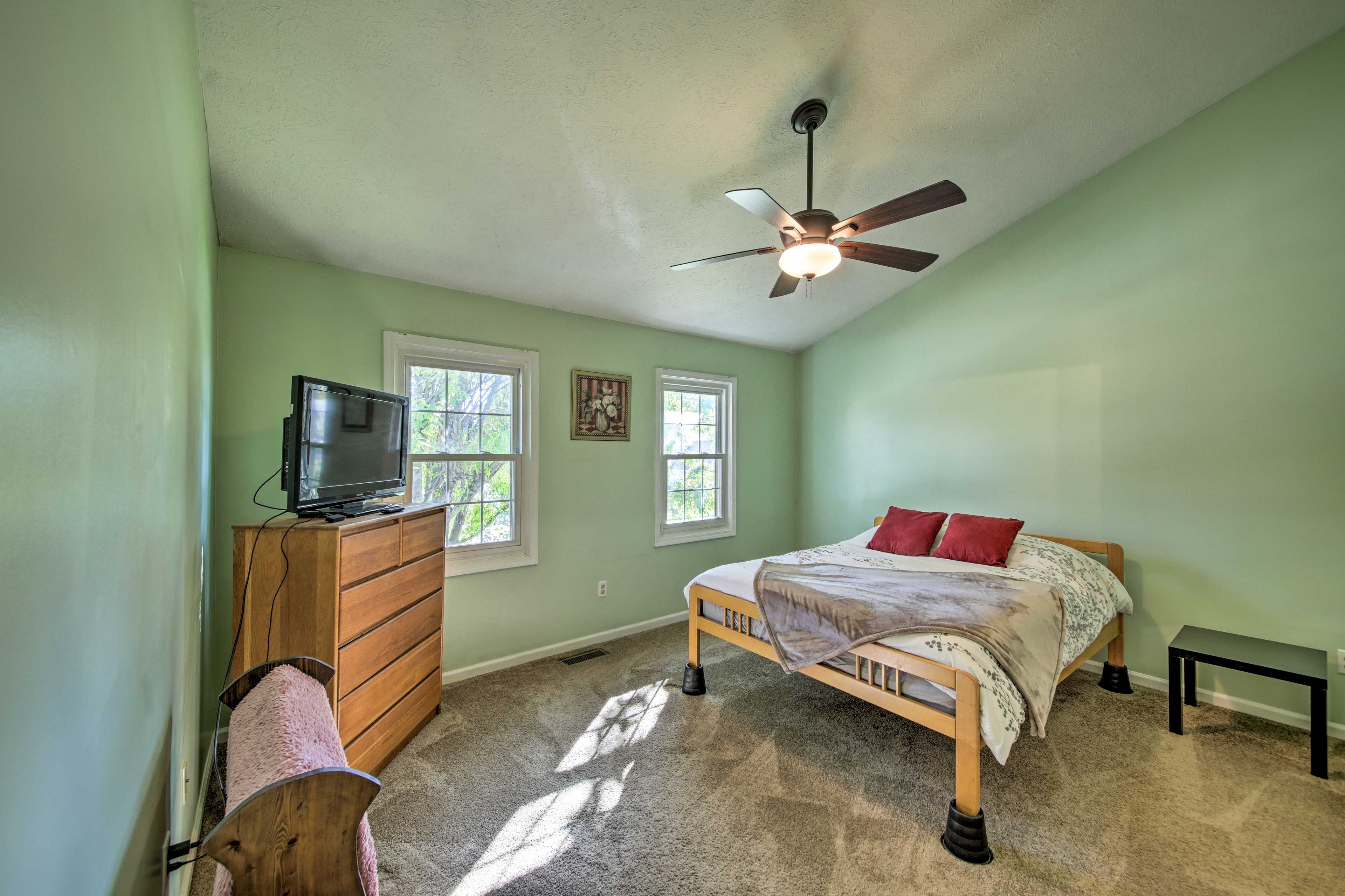 Bedroom 1 | 2nd Floor | Queen Bed