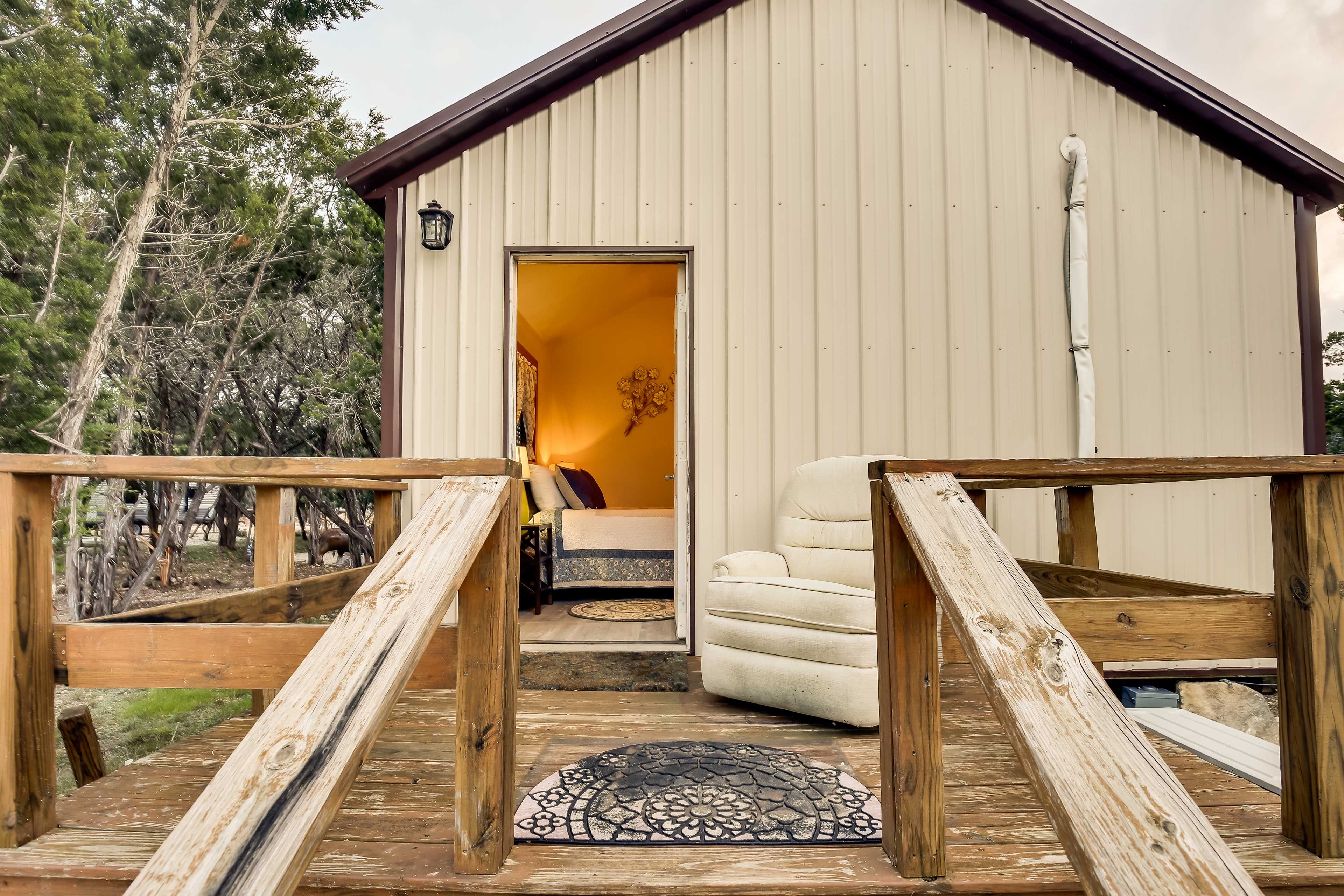 Side Entrance | 4 Steps Required | Charcoal Grill