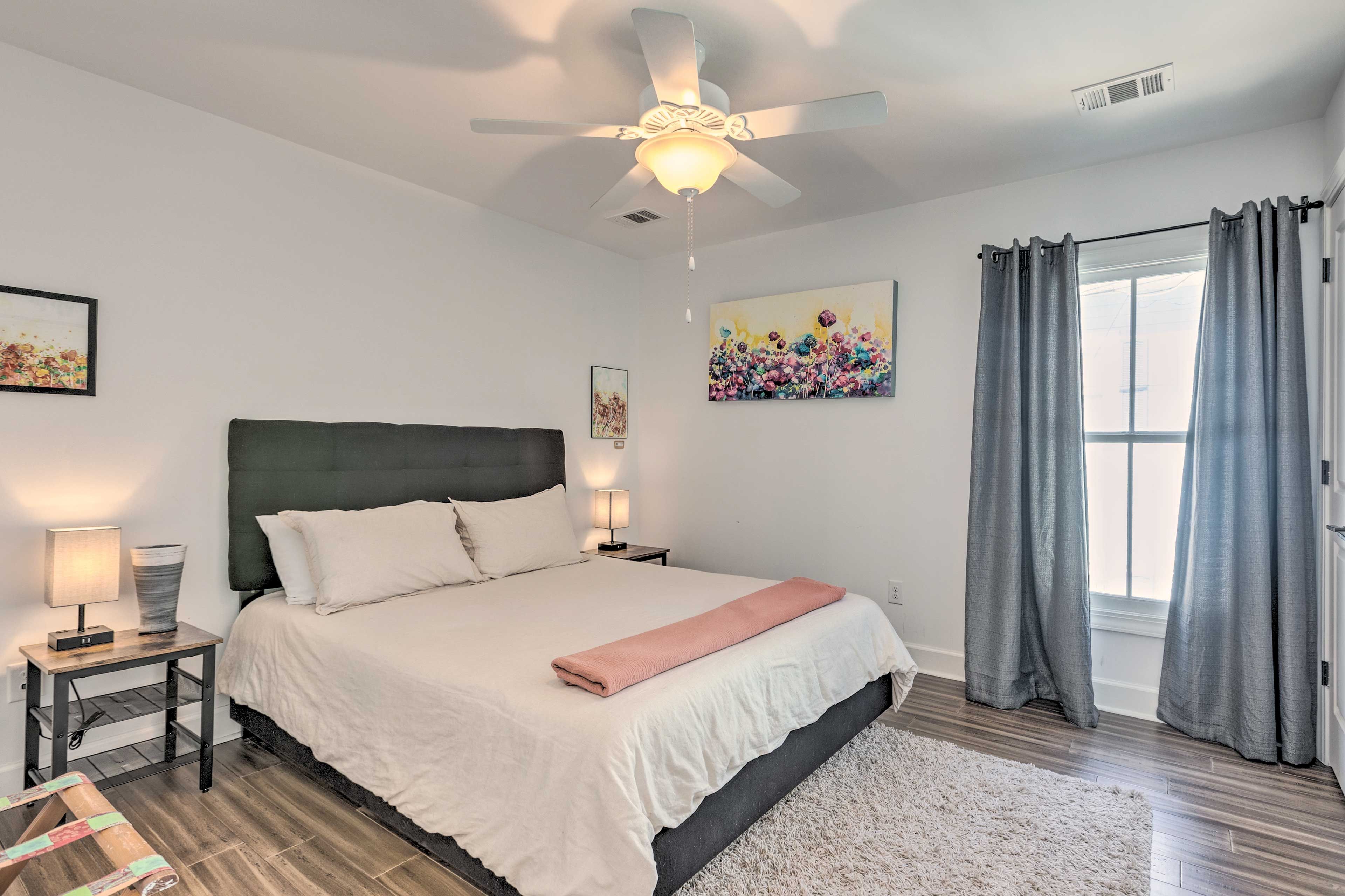 Bedroom | Queen Bed | Linens Provided