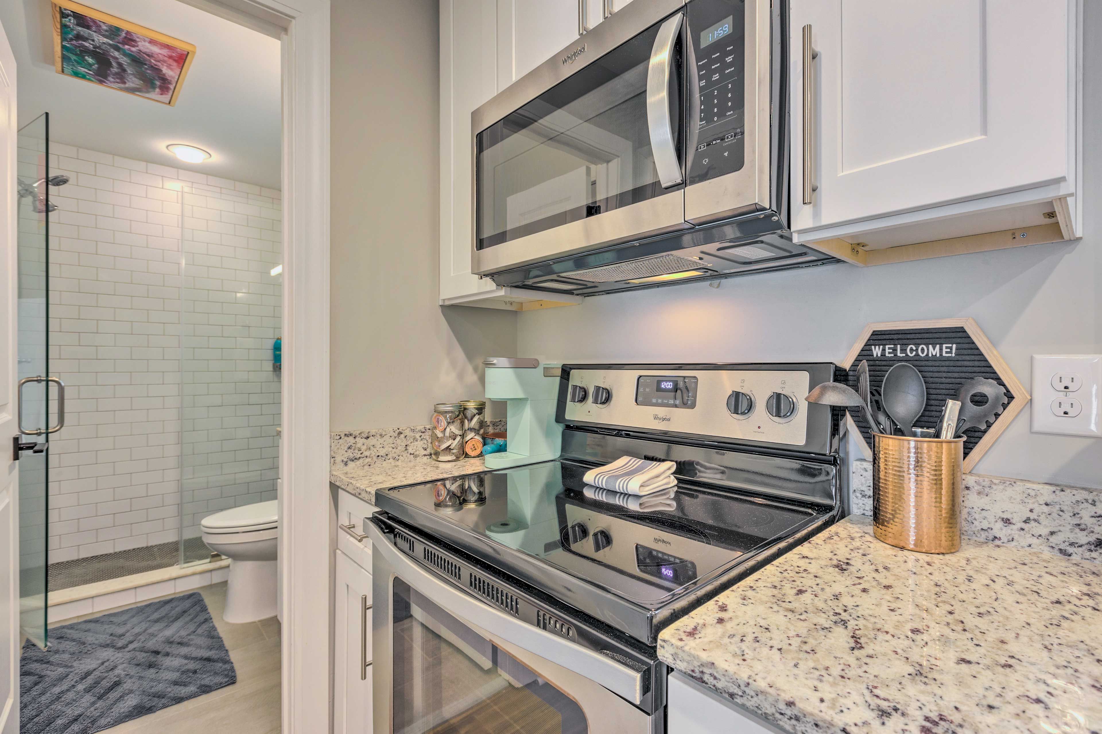 Kitchen | Paper Towels/Trash Bags Provided