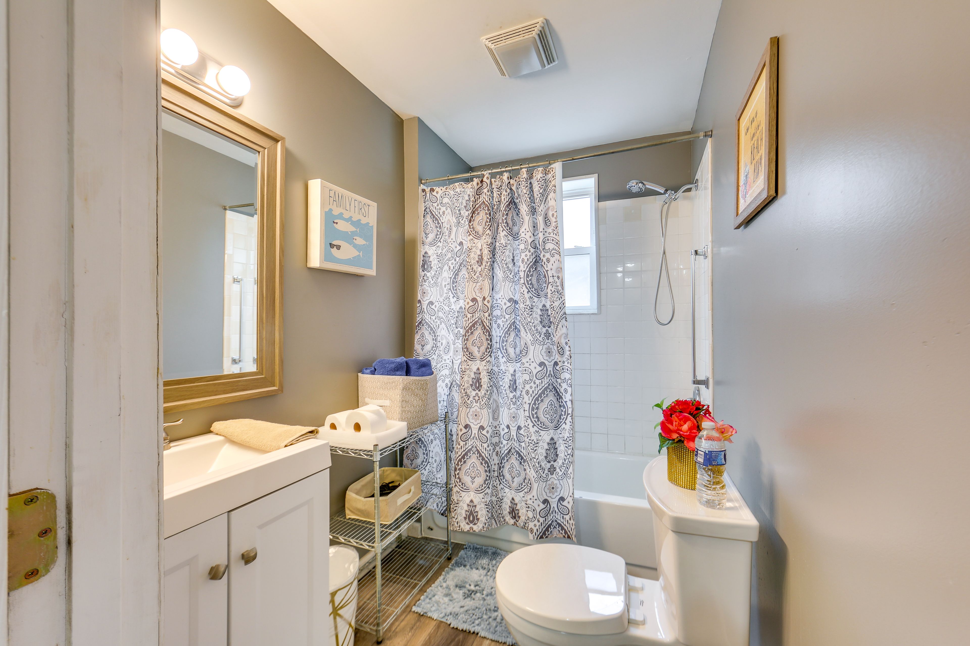 Full Bathroom | 3rd Floor | Complimentary Toiletries