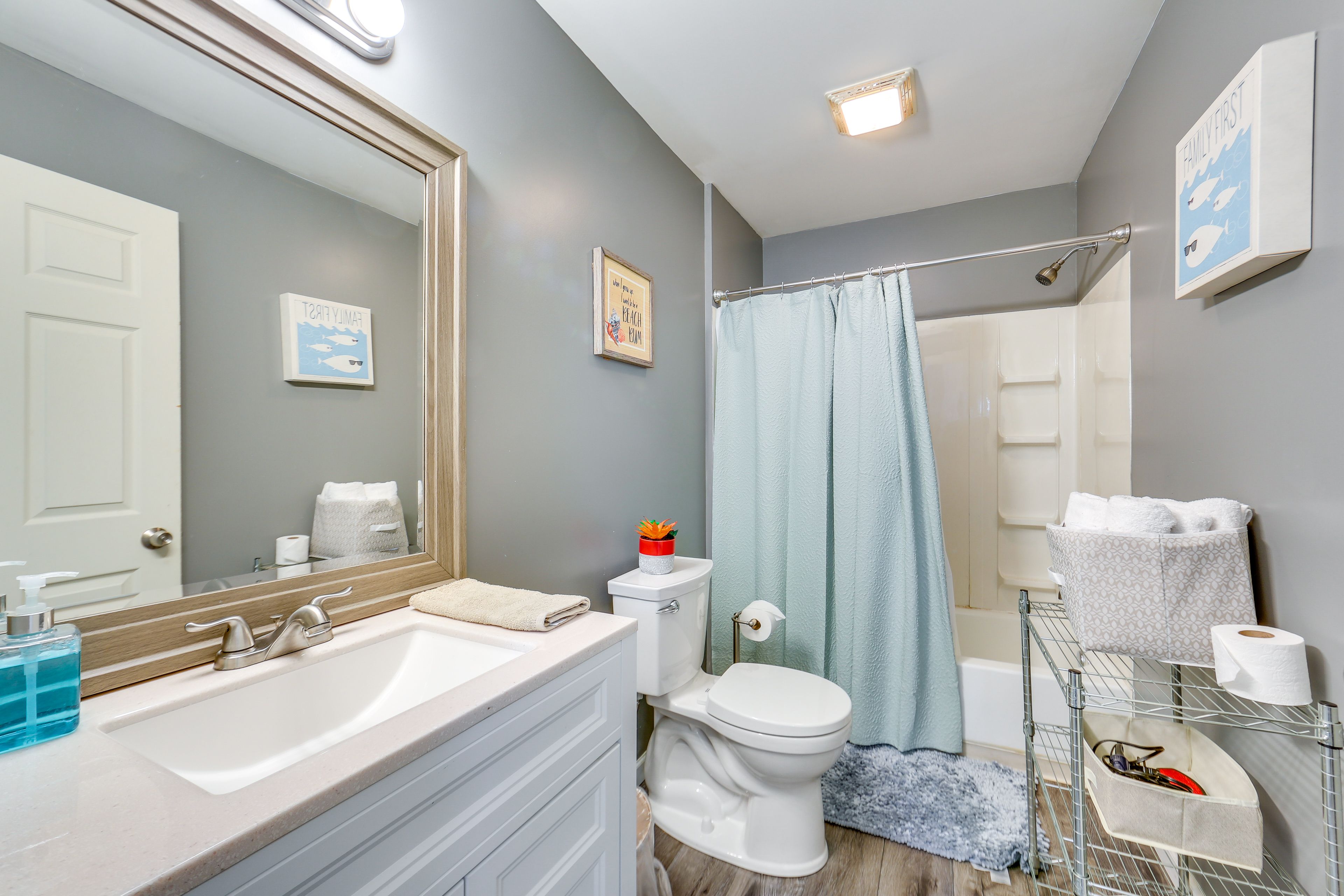 Full Bathroom | 2nd Floor | Hair Dryer | Towels Provided