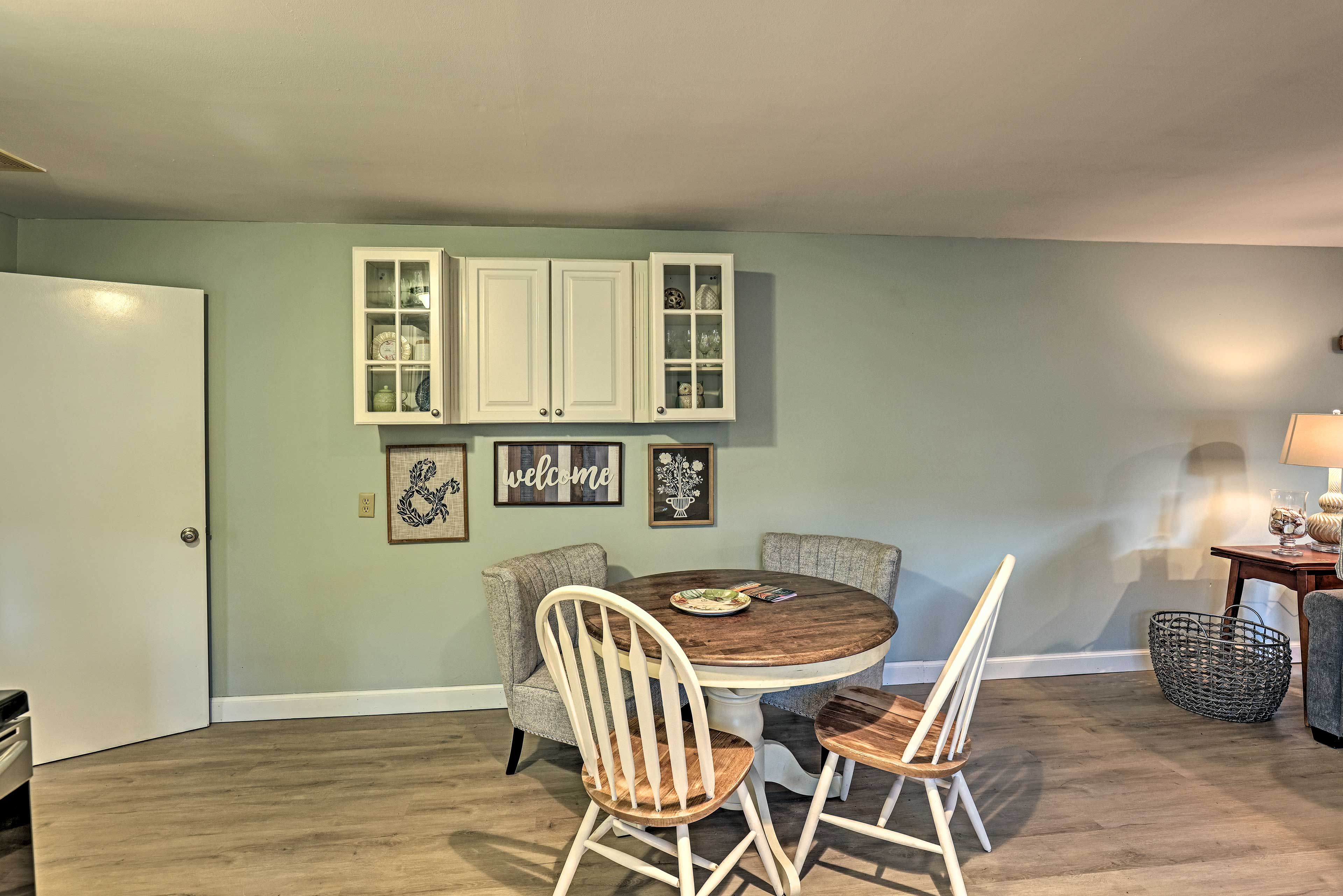 Dining Room | Dishware/Flatware Provided