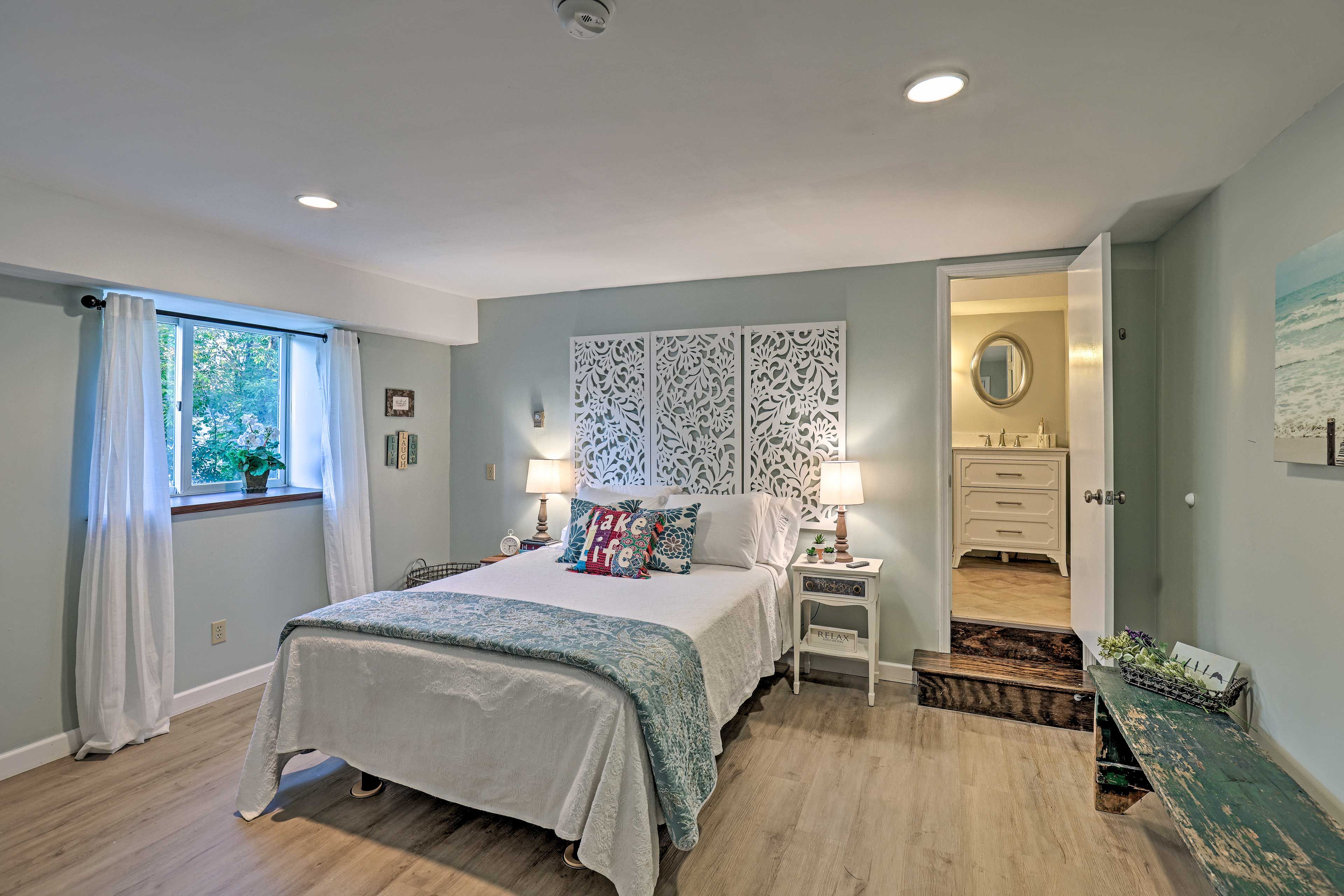 Bedroom | Queen Bed | Linens Provided