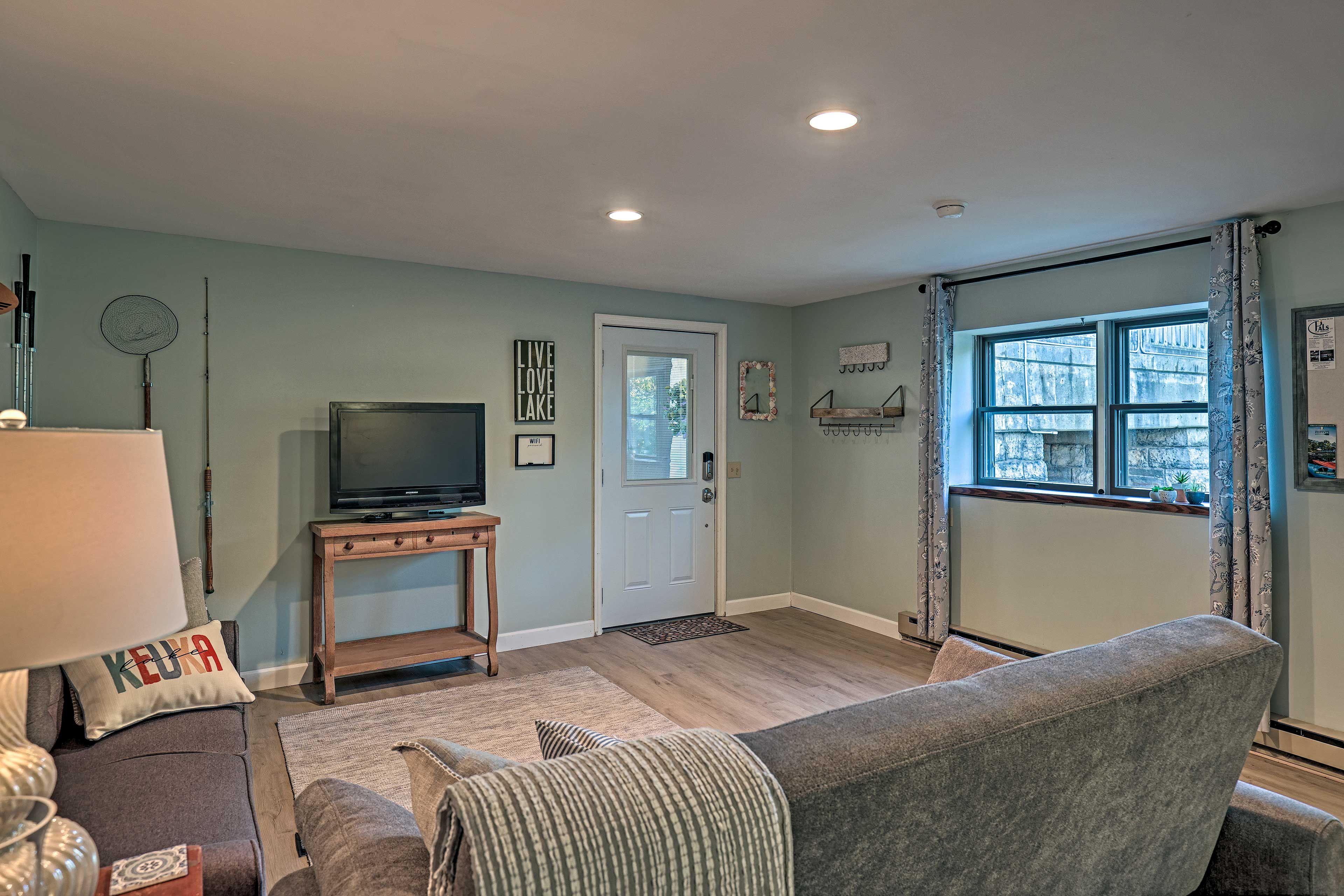 Living Room | TV w/ Cable | Board Games