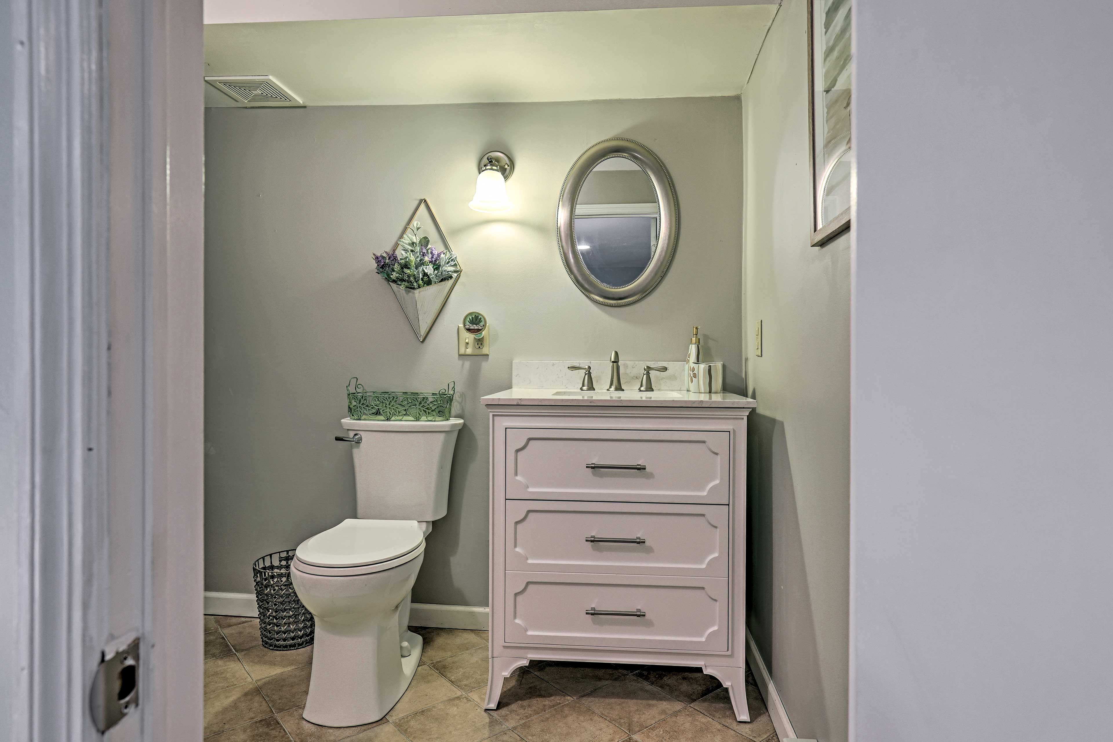 En-Suite Bathroom | Towels Provided | Complimentary Toiletries | Hair Dryer