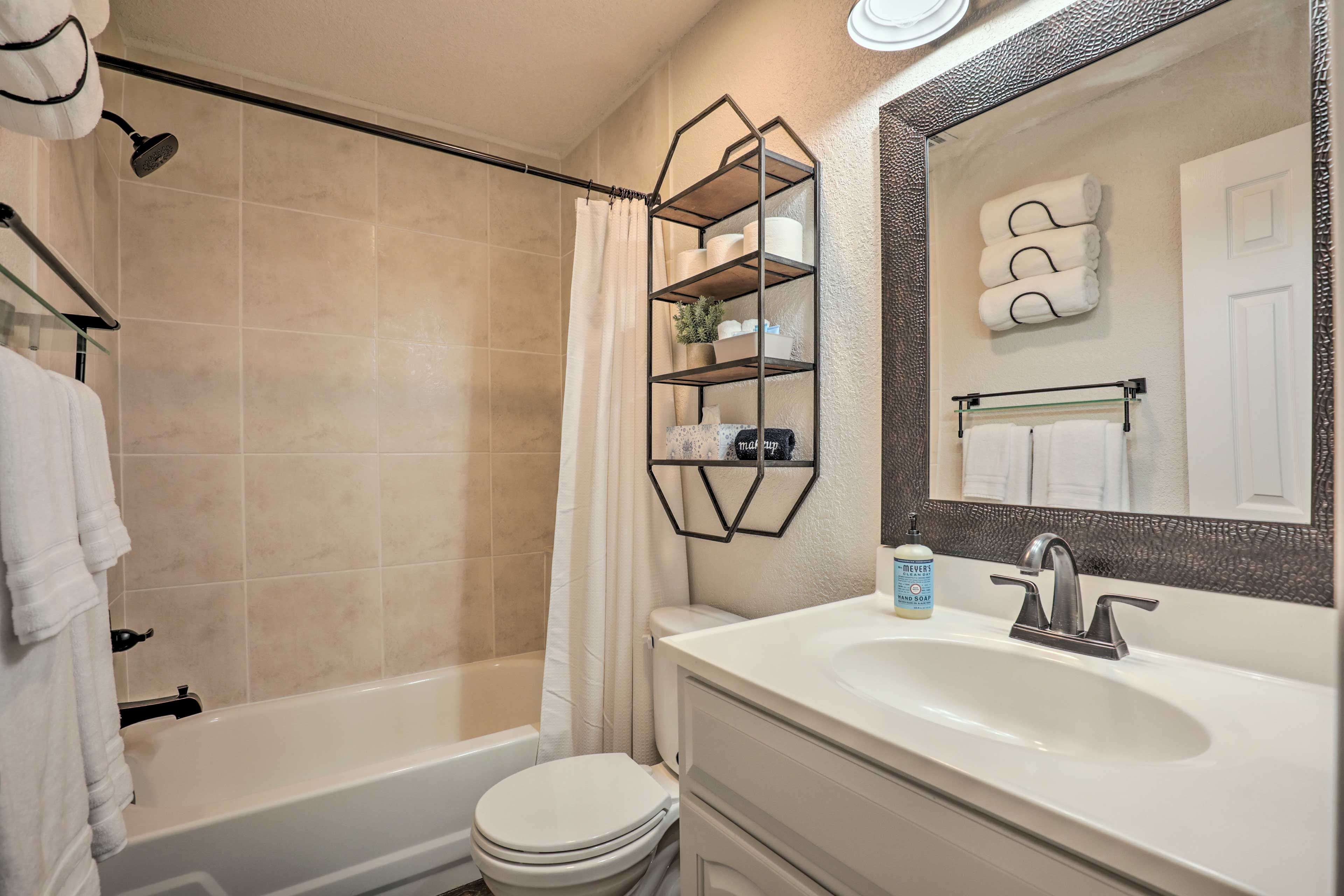 En-Suite Bathroom | Towels Provided | Complimentary Toiletries