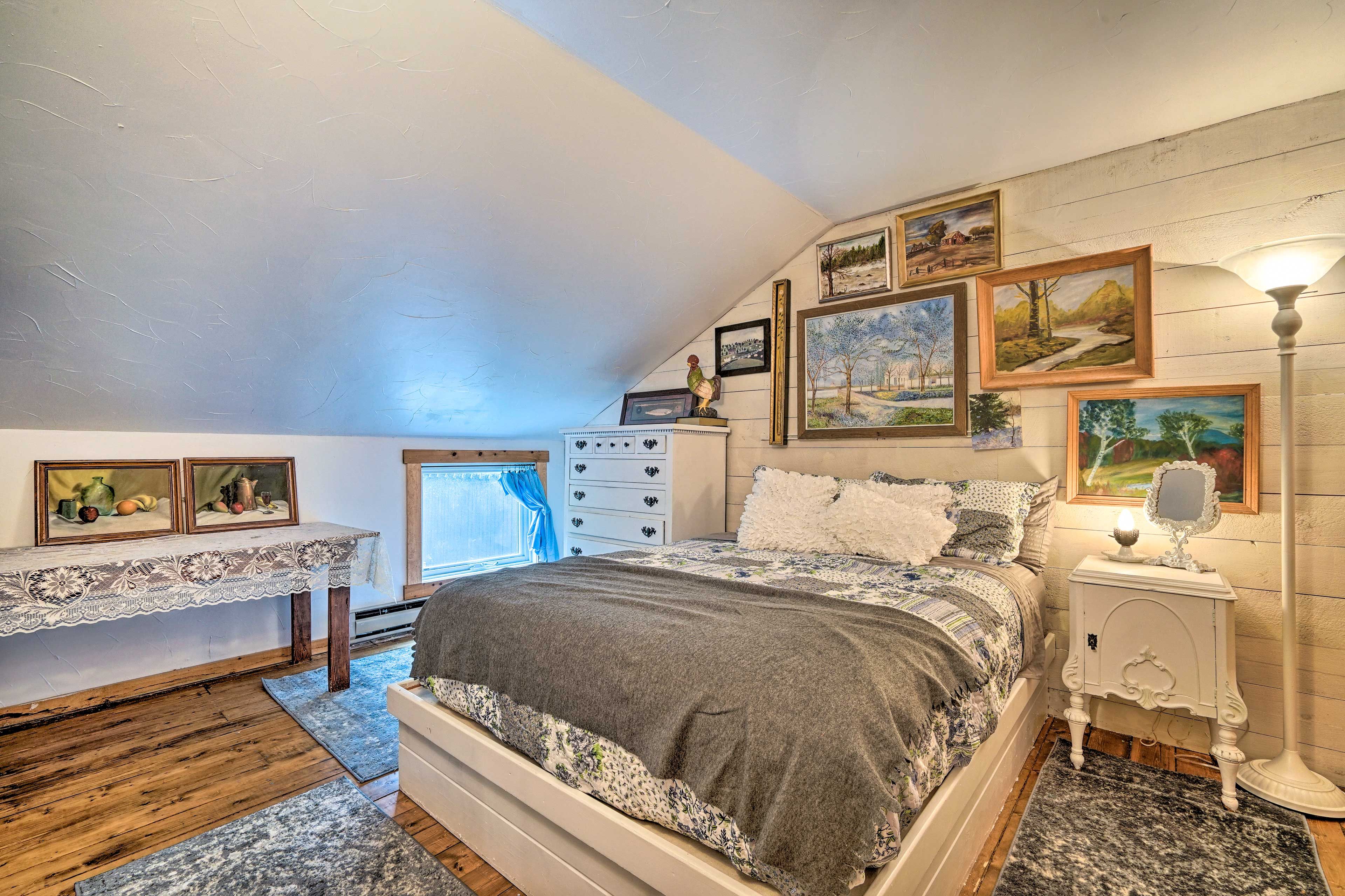 Bedroom 2 | Queen Beed | 2nd Floor | Stairs Required