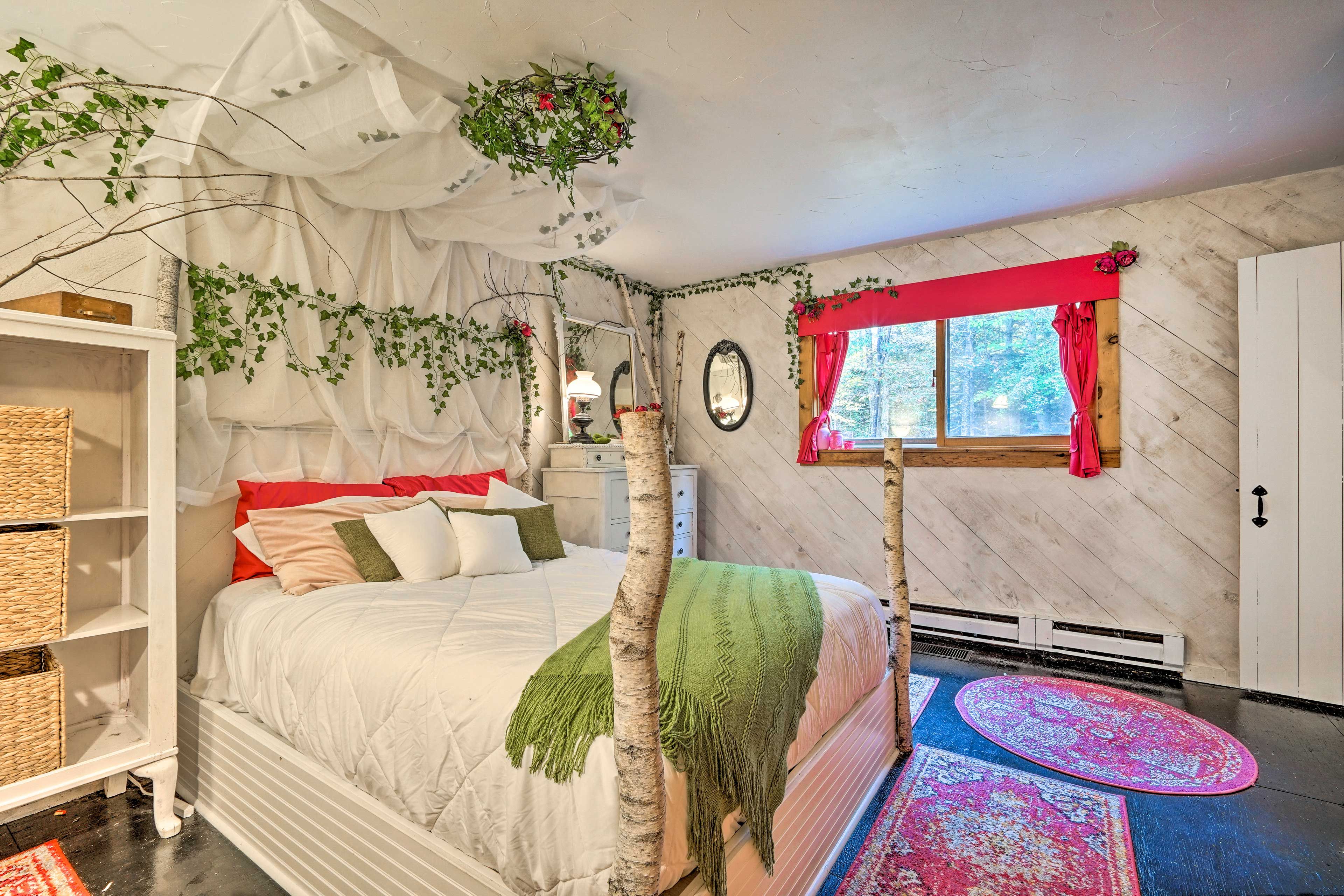 Bedroom 1 | Queen Beed | 1st Floor | Full En-Suite Bathroom