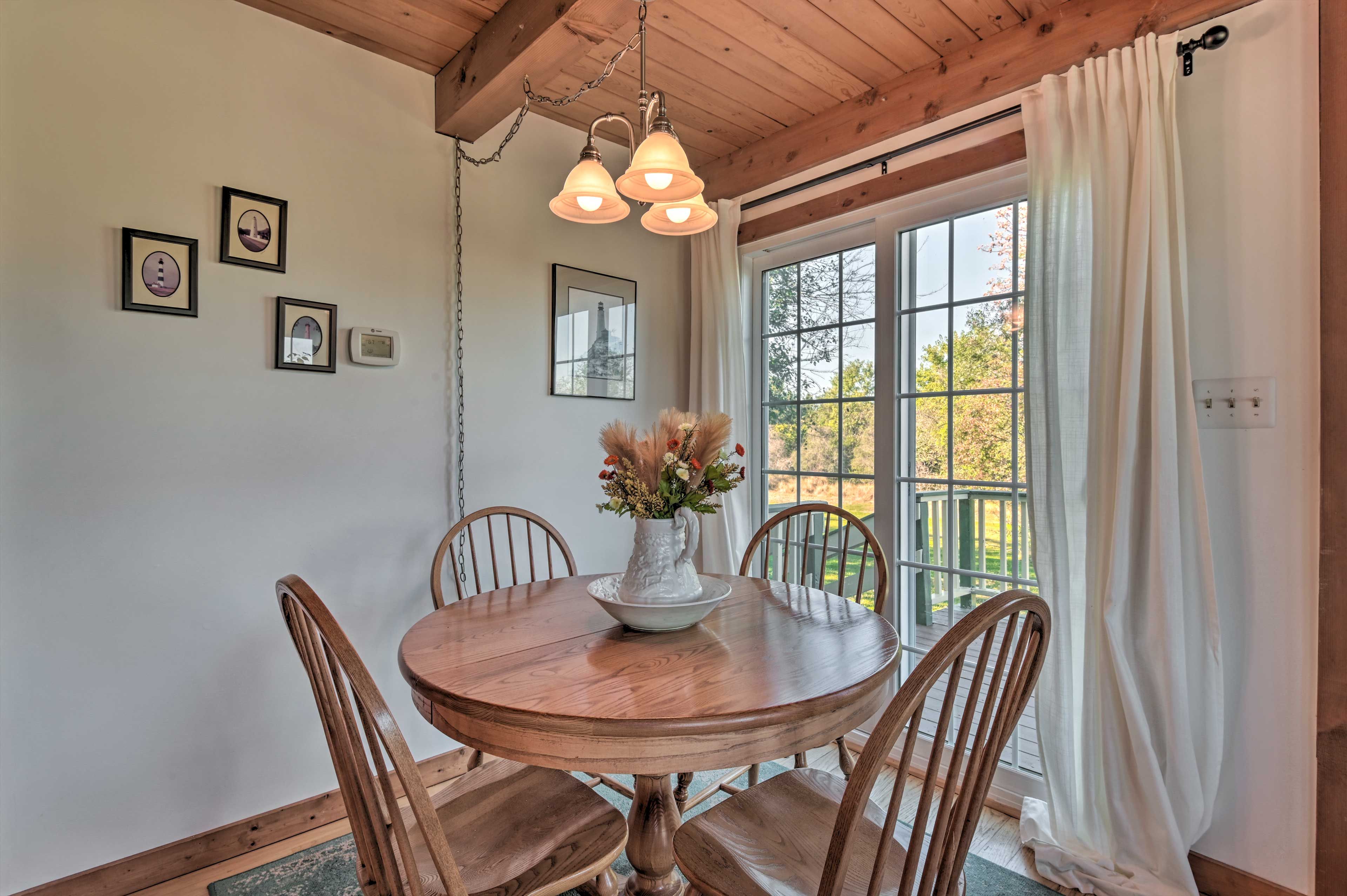 Dining Area | Dishware & Flatware Provided