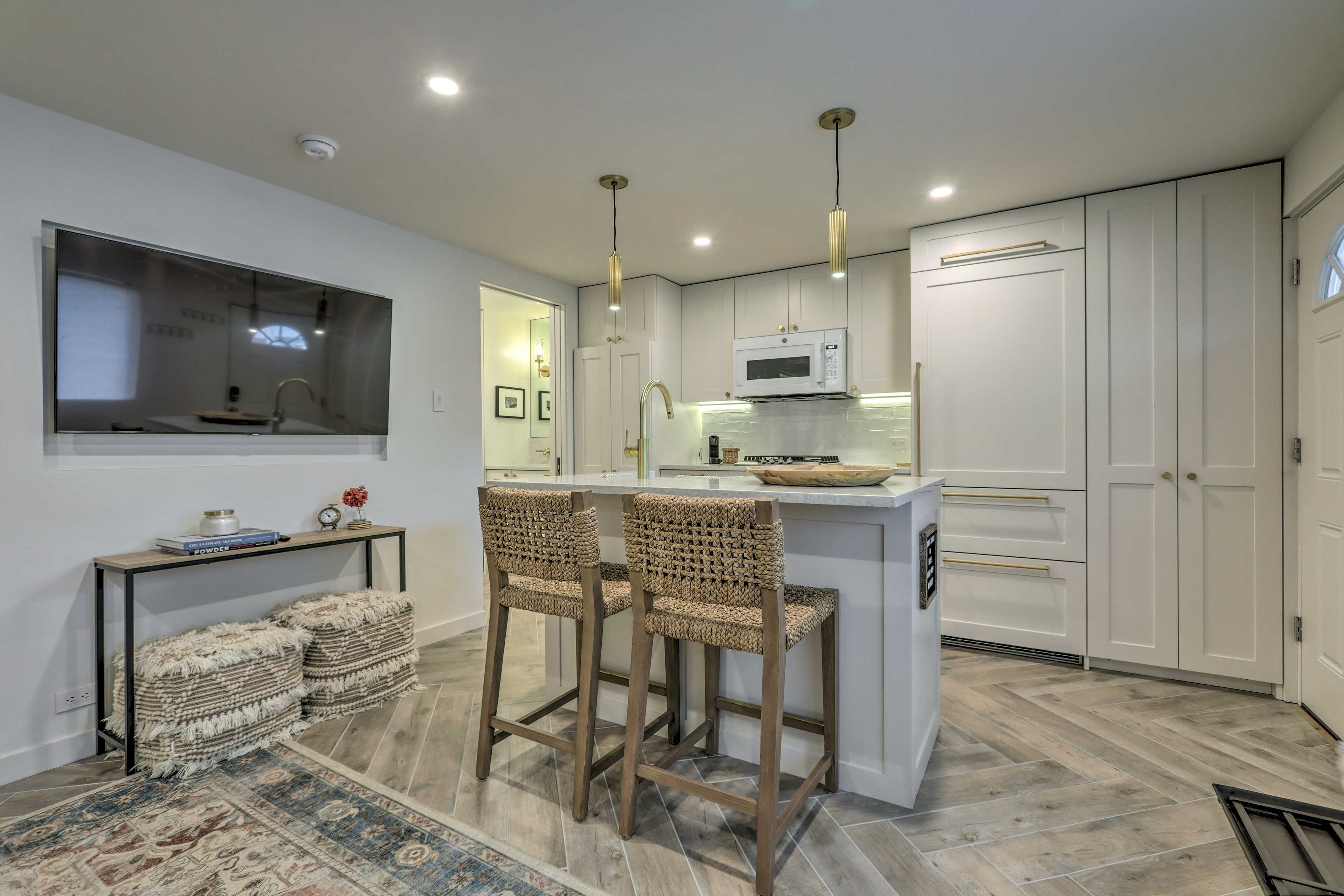 Kitchen & Living Area | Smart TV | Free WiFi