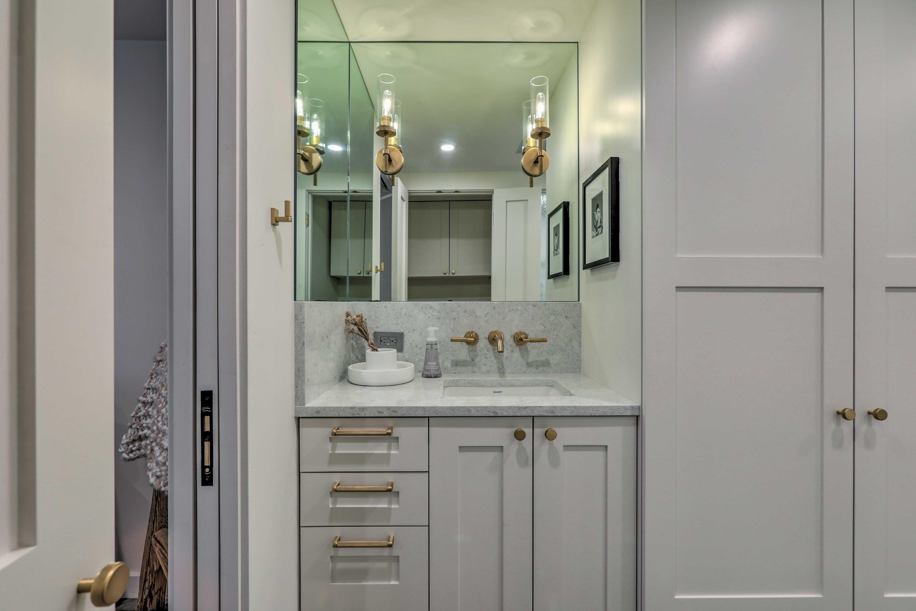 En-Suite Bathroom | Trash Bags & Paper Towels Provided