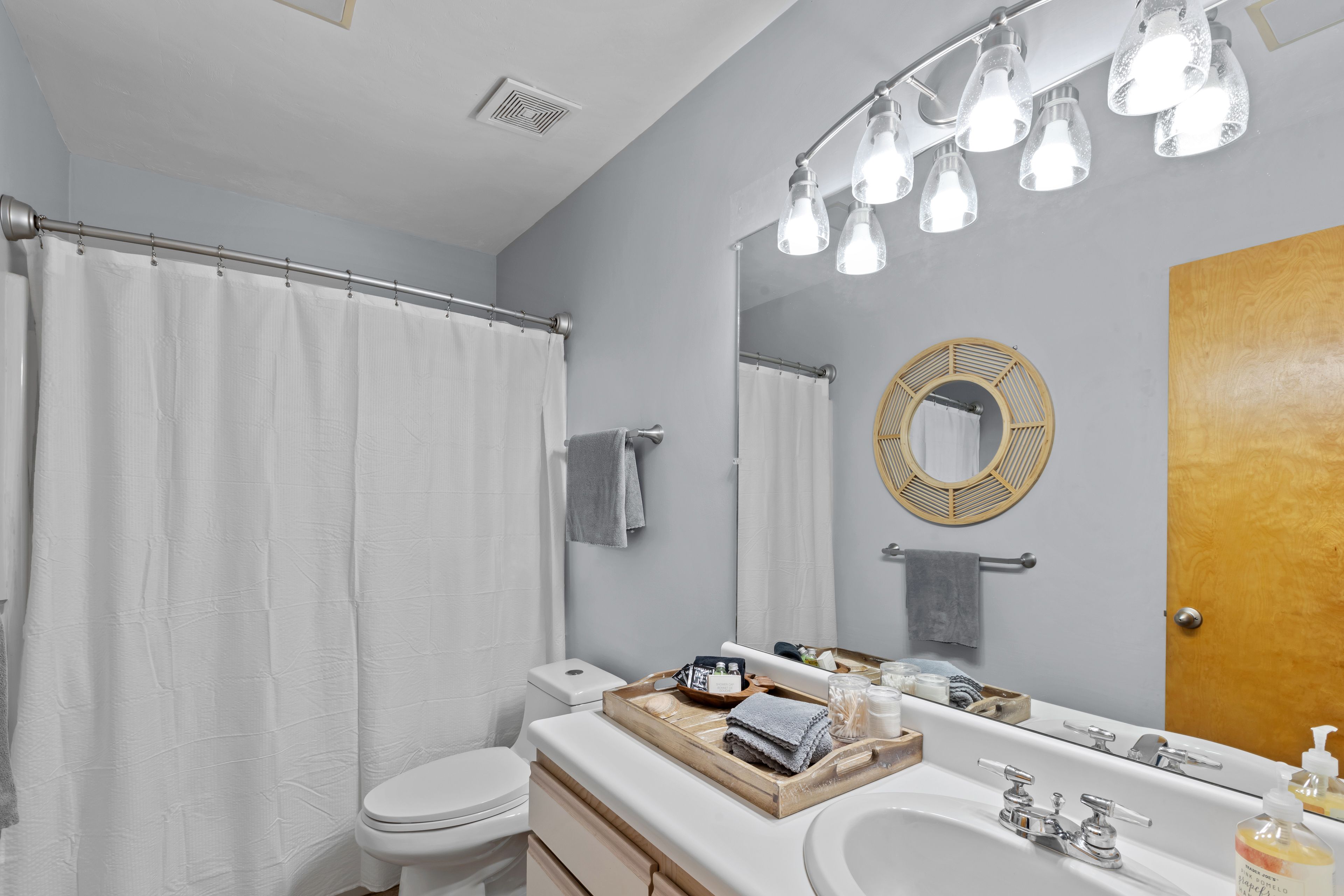 Full Bathroom | Complimentary Toiletries | Towels Provided