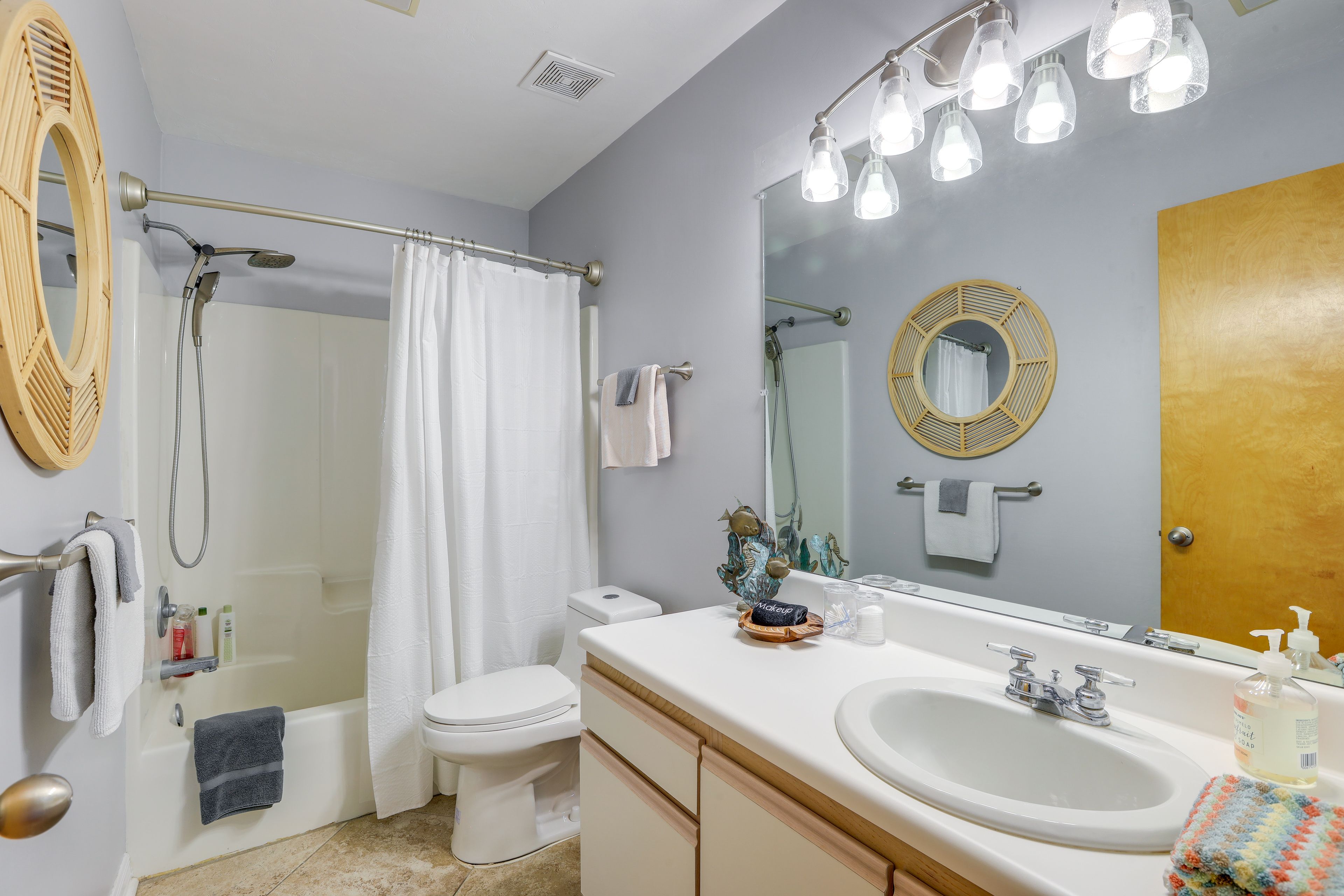 Full Bathroom | Complimentary Toiletries | Towels Provided