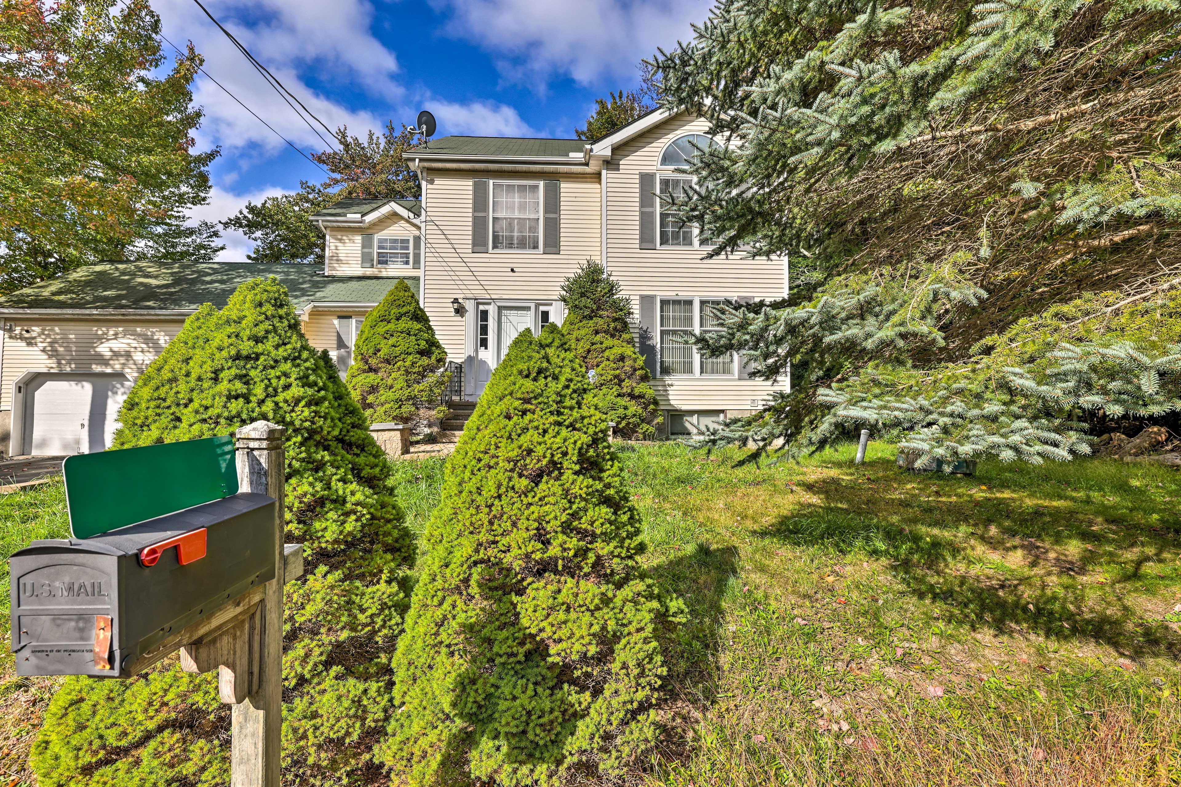 Parking | Driveway (4 Vehicles) | Trailer Parking Available