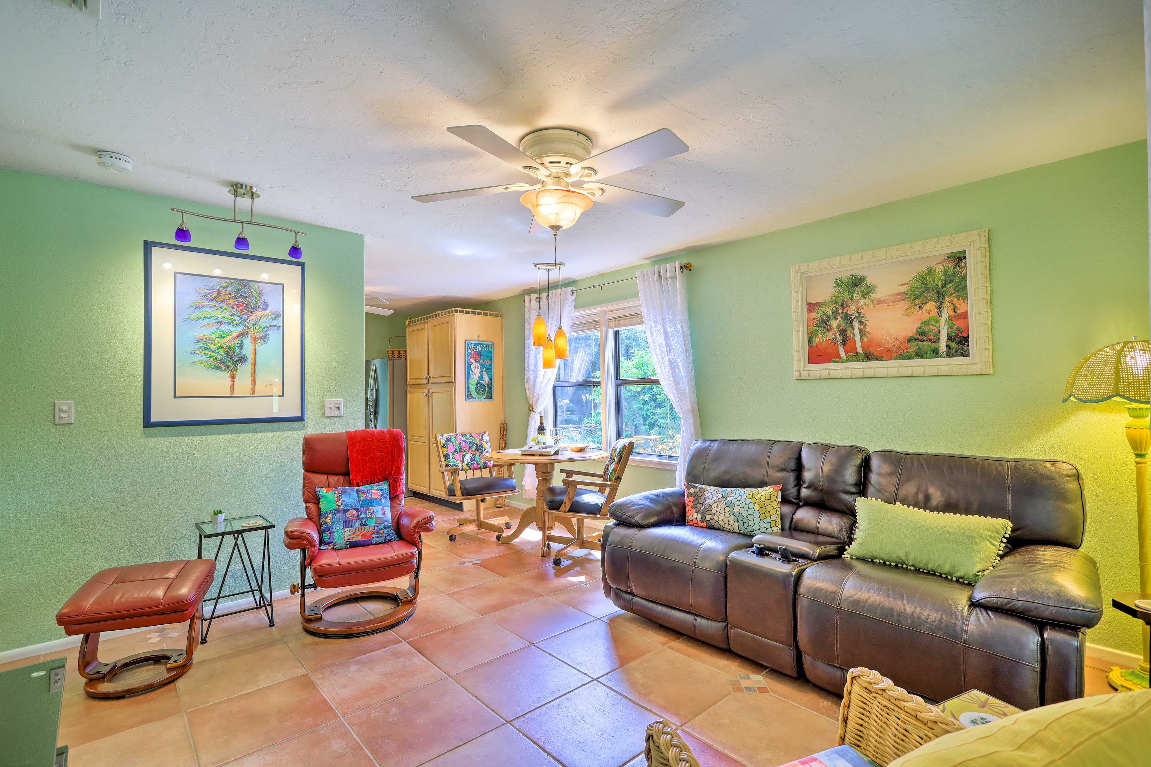 Living Room | Free WiFi | Central Air Conditioning & Heating