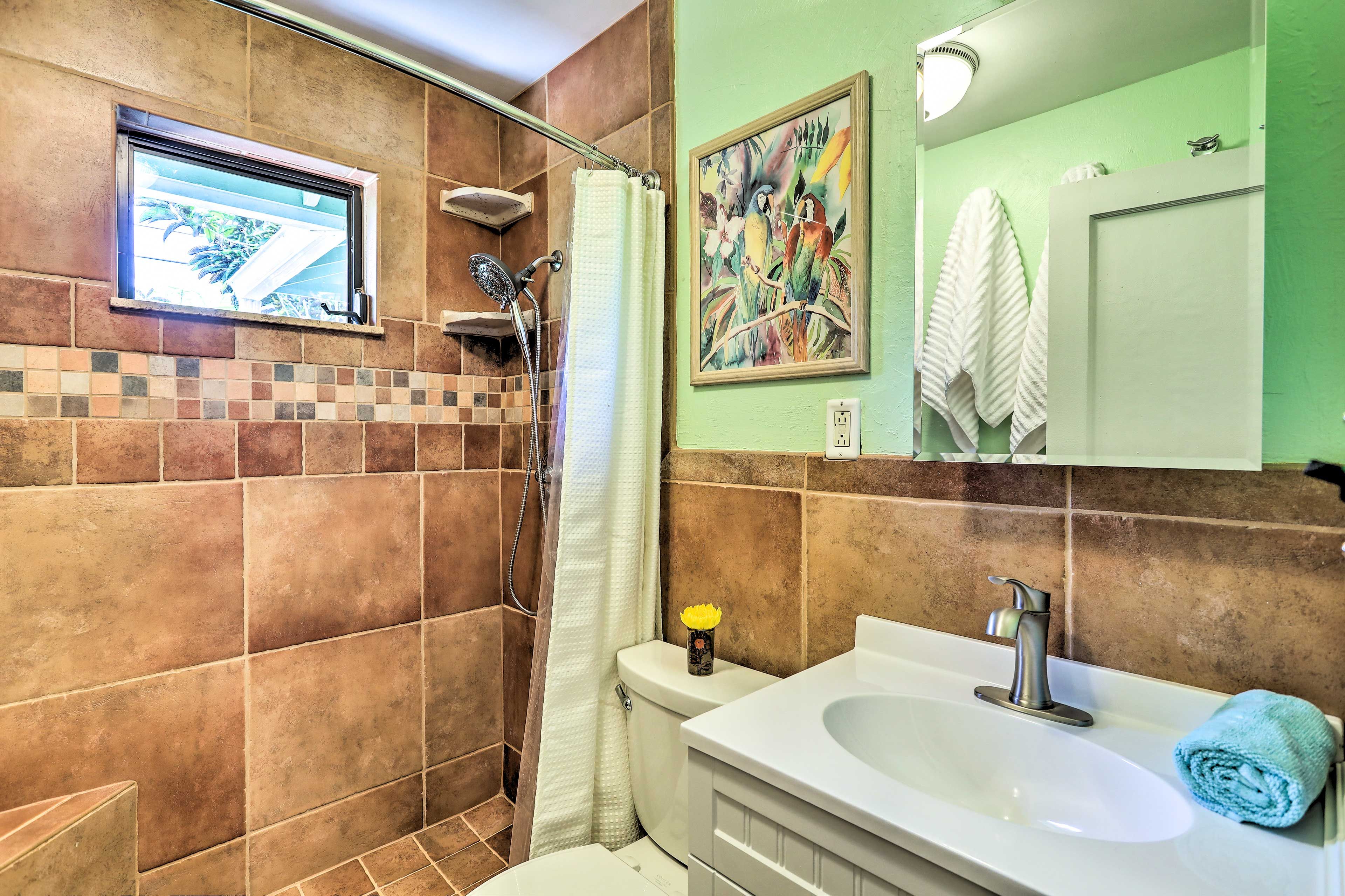Full Bathroom | Towels Provided | Complimentary Toiletries