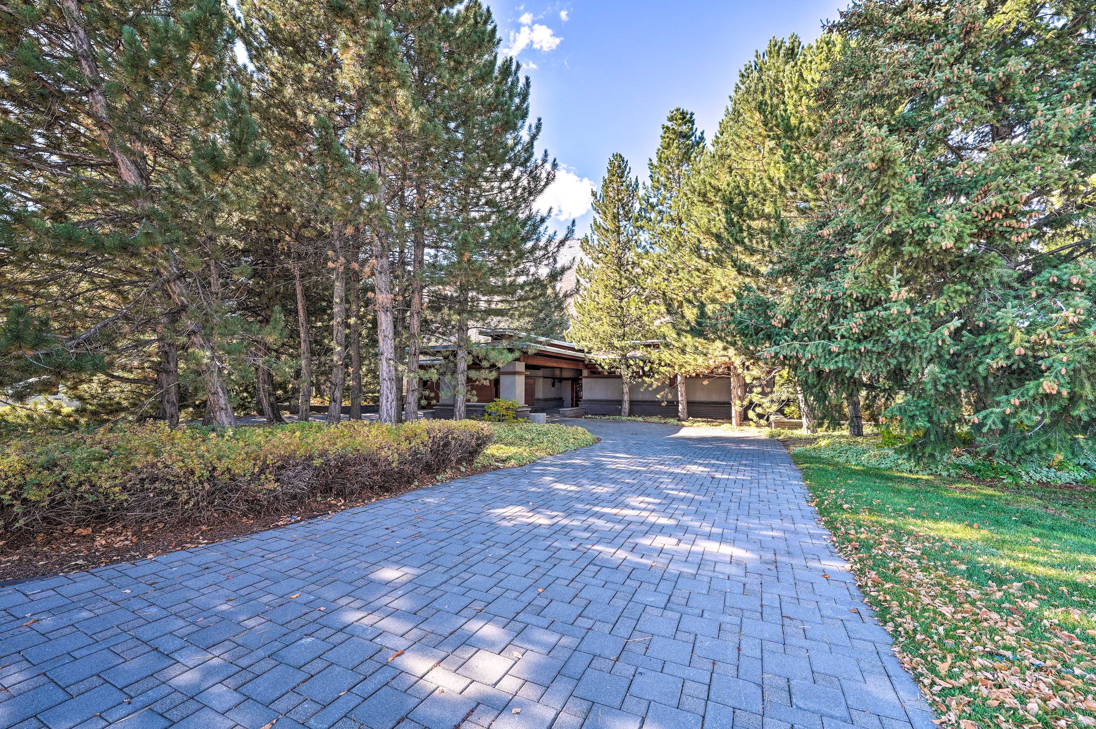 Property Exterior & Driveway
