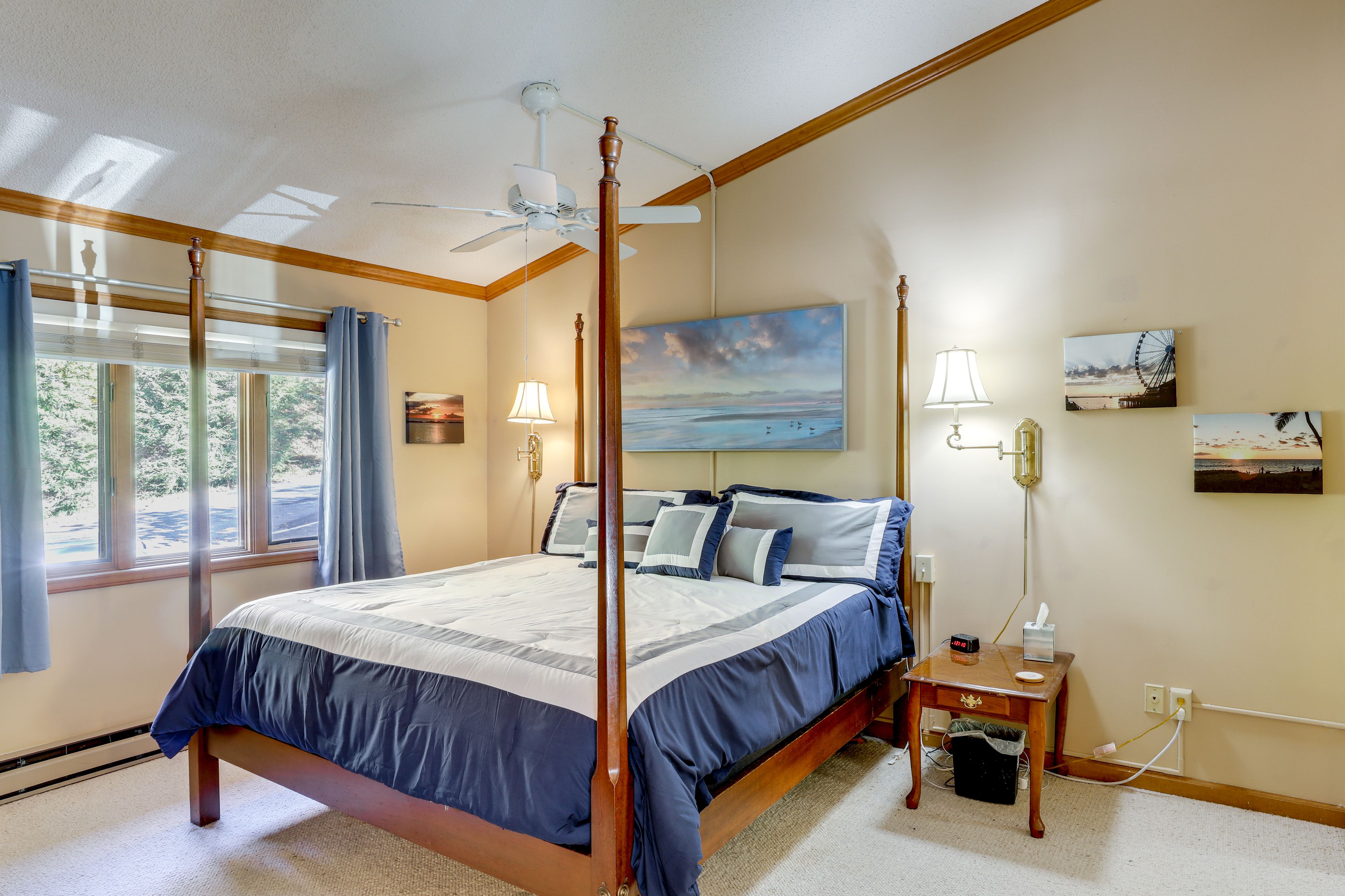 Bedroom 1 | King Bed | 2nd Level | Smart TV | En-Suite Bathroom