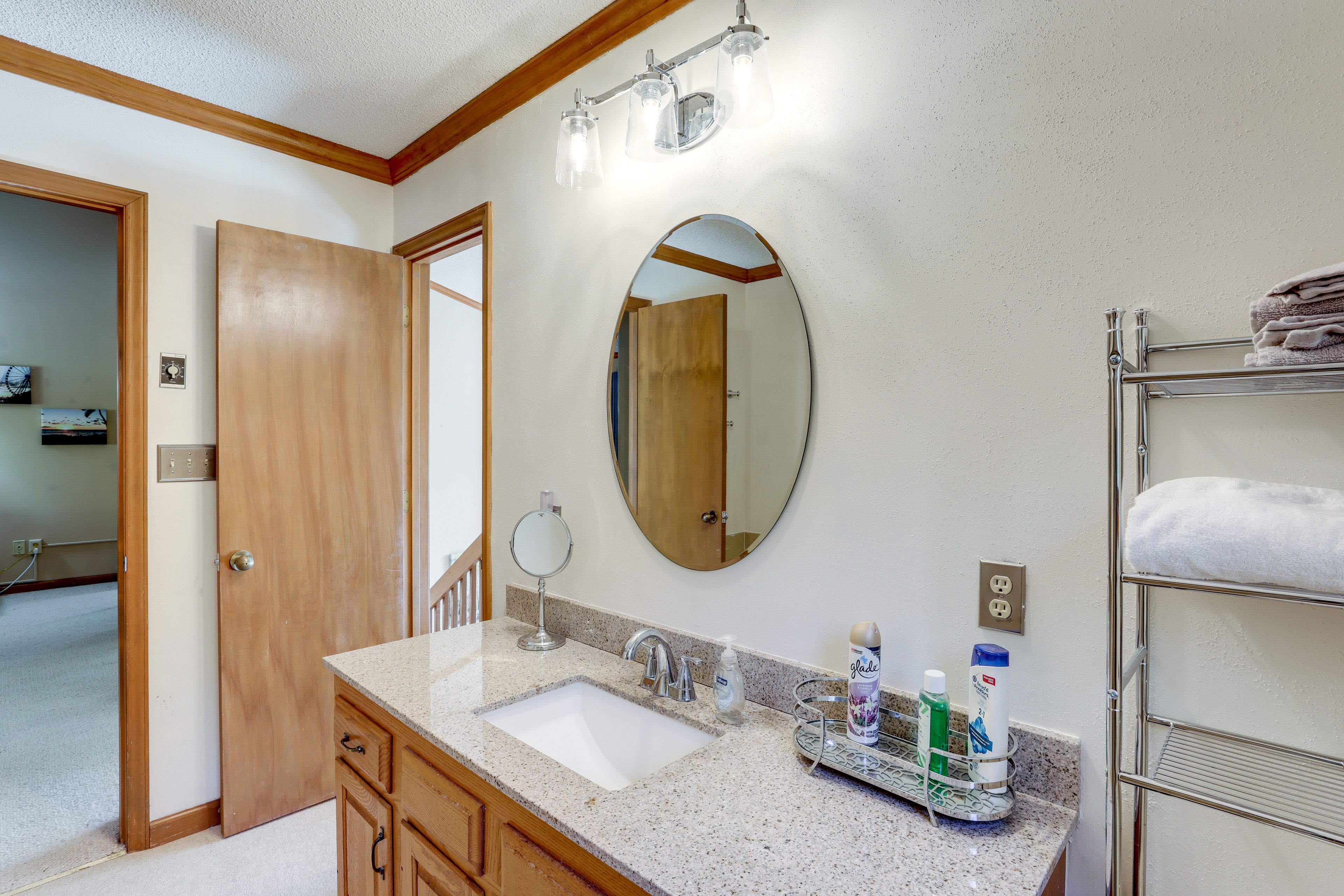 En-Suite Bathroom | Jetted Tub | Walk-In Shower