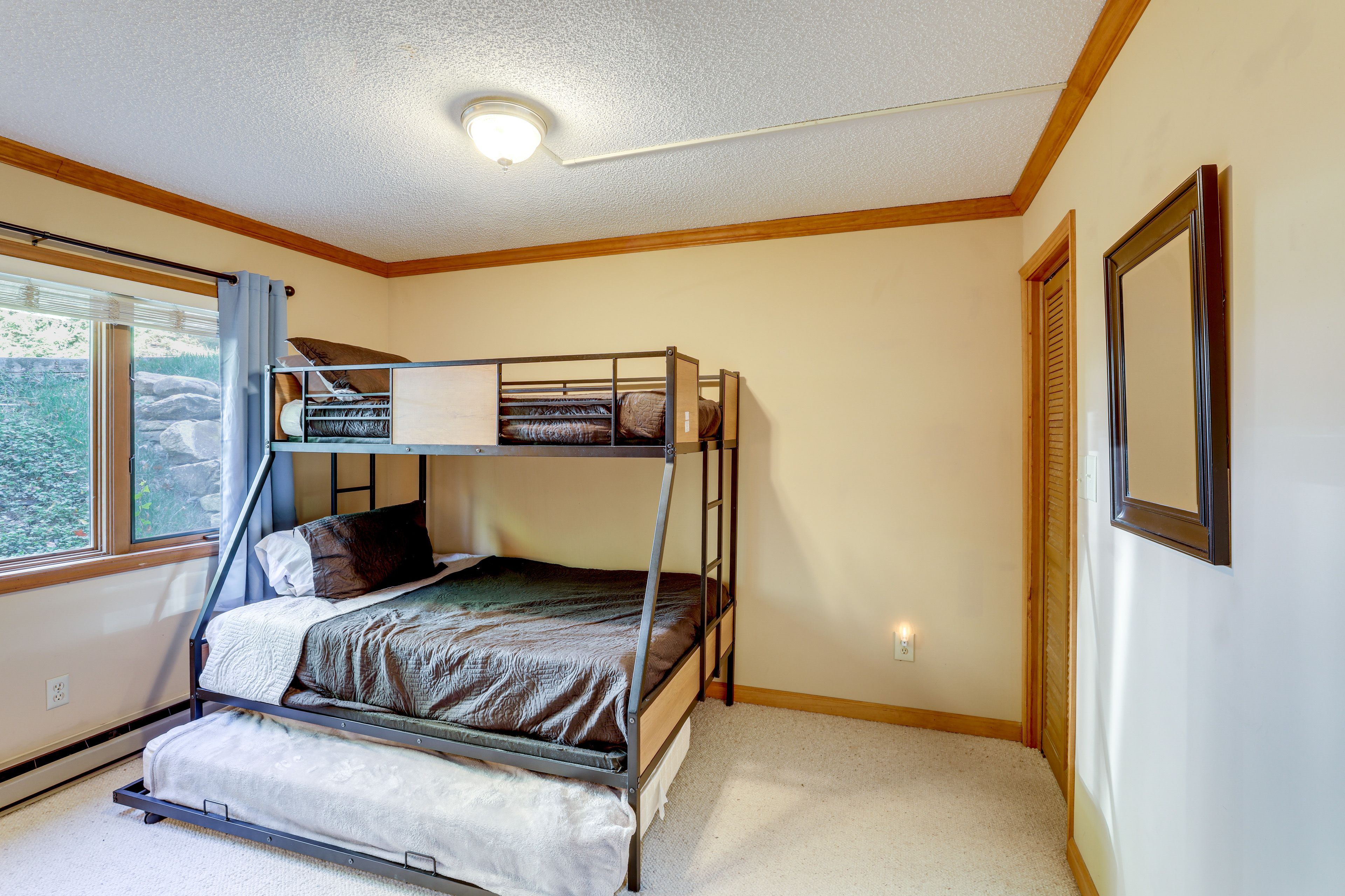 Bedroom 2 | Twin/Full Bunk Bed w/ Twin Trundle | 1st Level