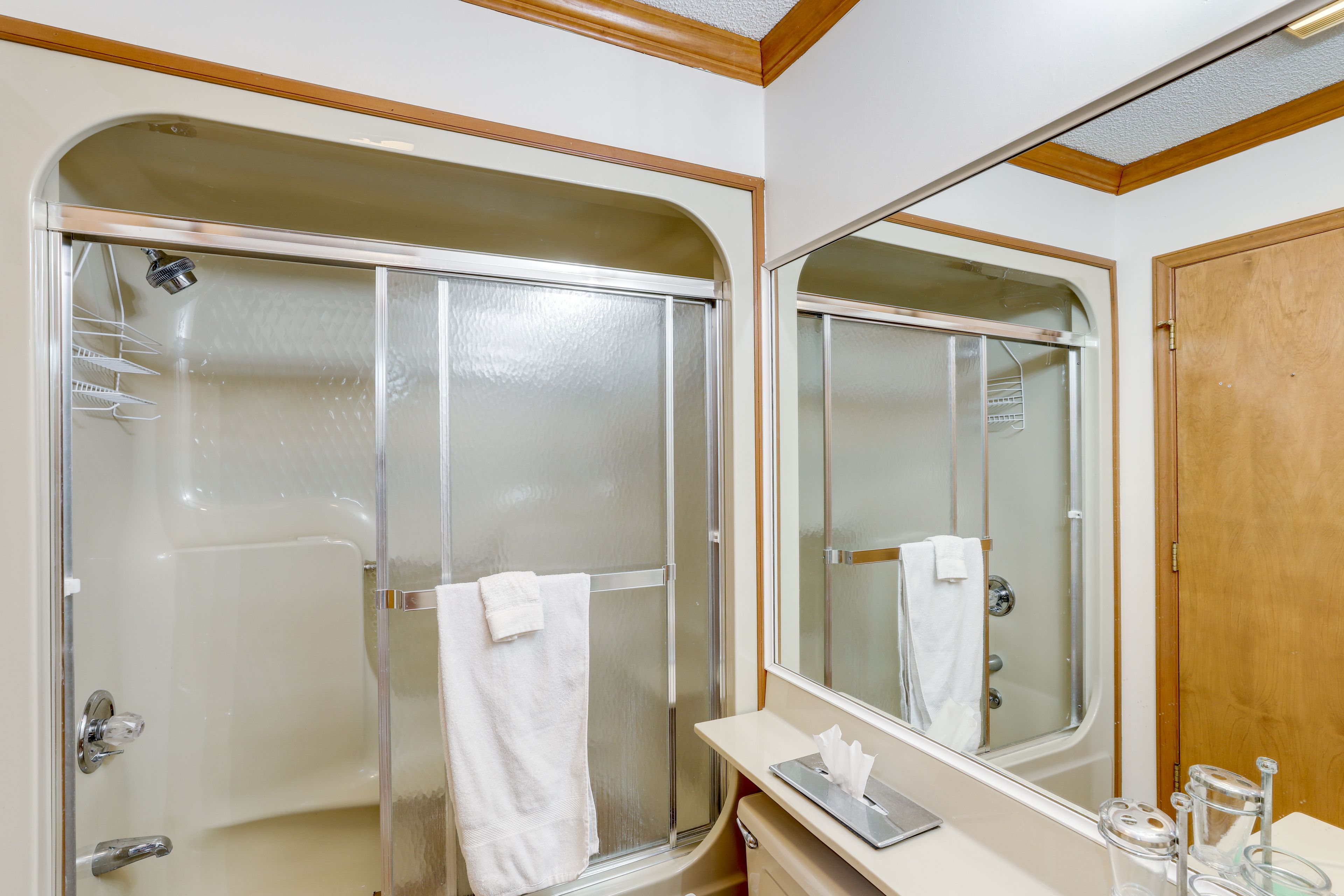Full Bathroom | Shower/Tub Combo | 1st Level