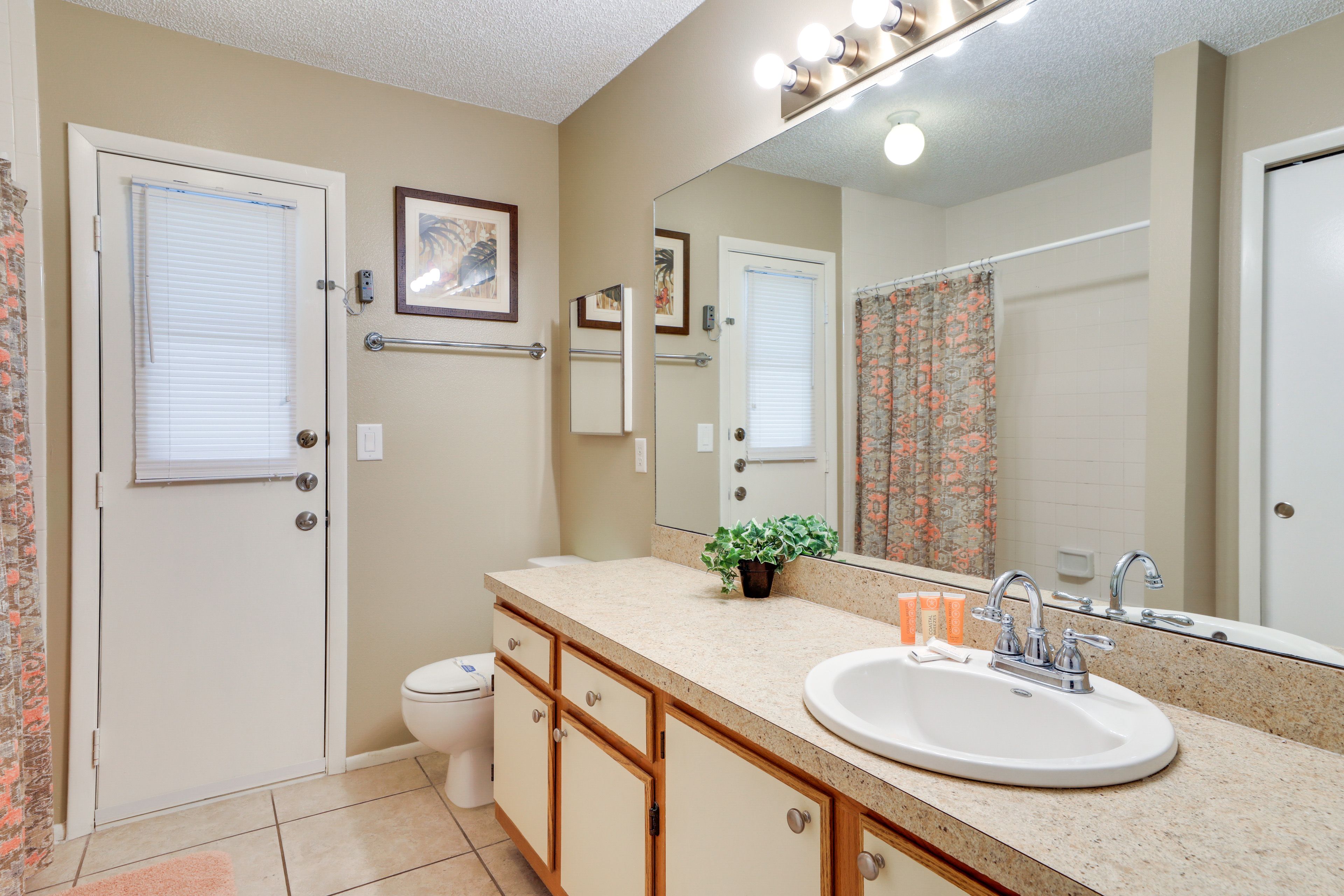Full Bathroom | Towels Provided | Complimentary Toiletries