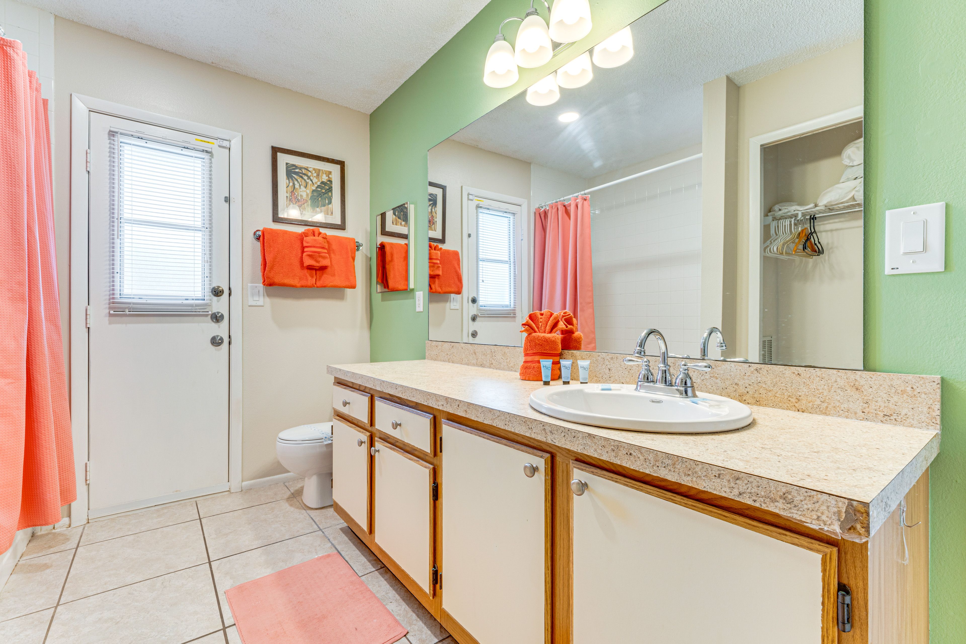 Full Bathroom | Towels Provided | Complimentary Toiletries