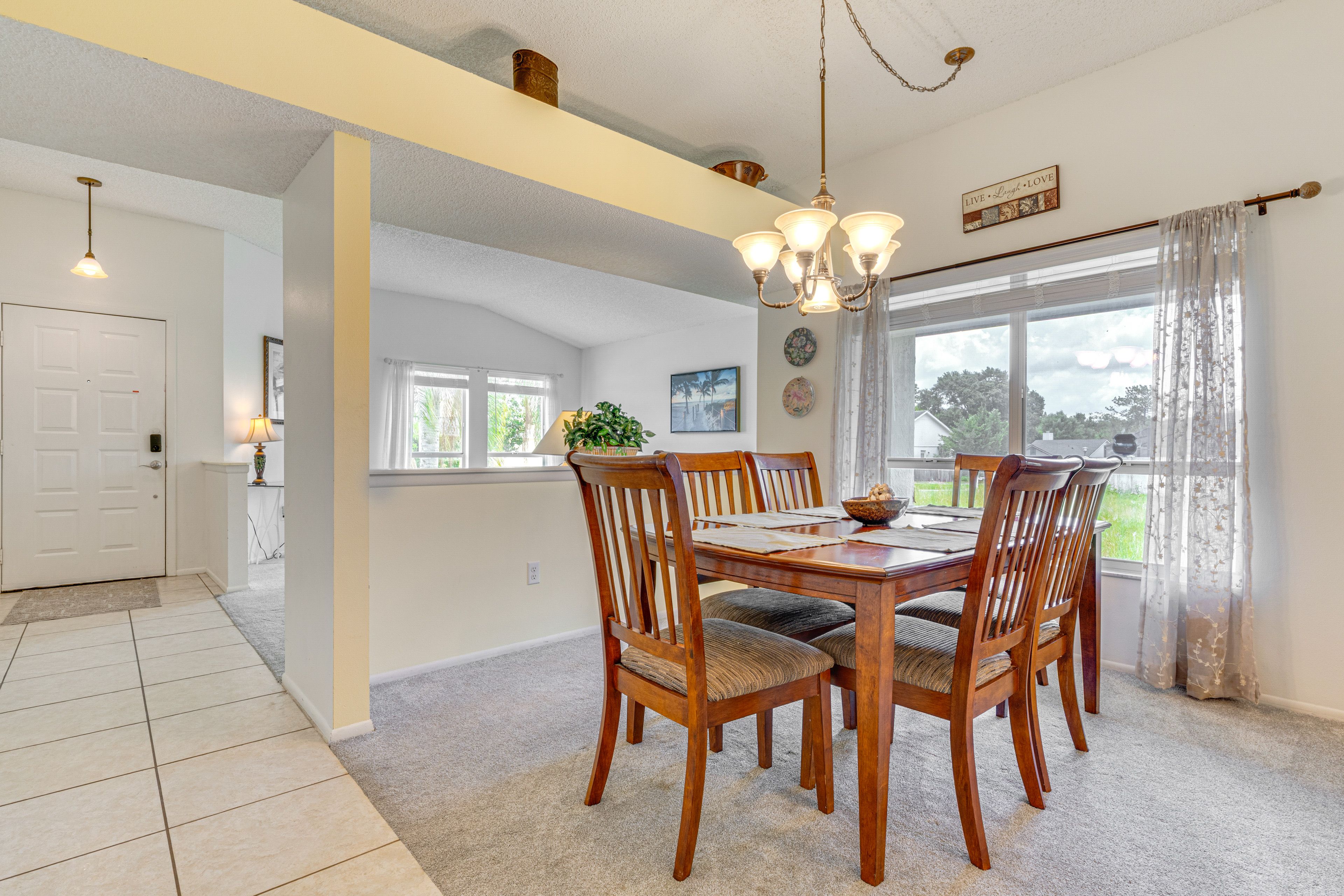 Dining Room | Keyless Entry | Free WiFi (300 Mbps)
