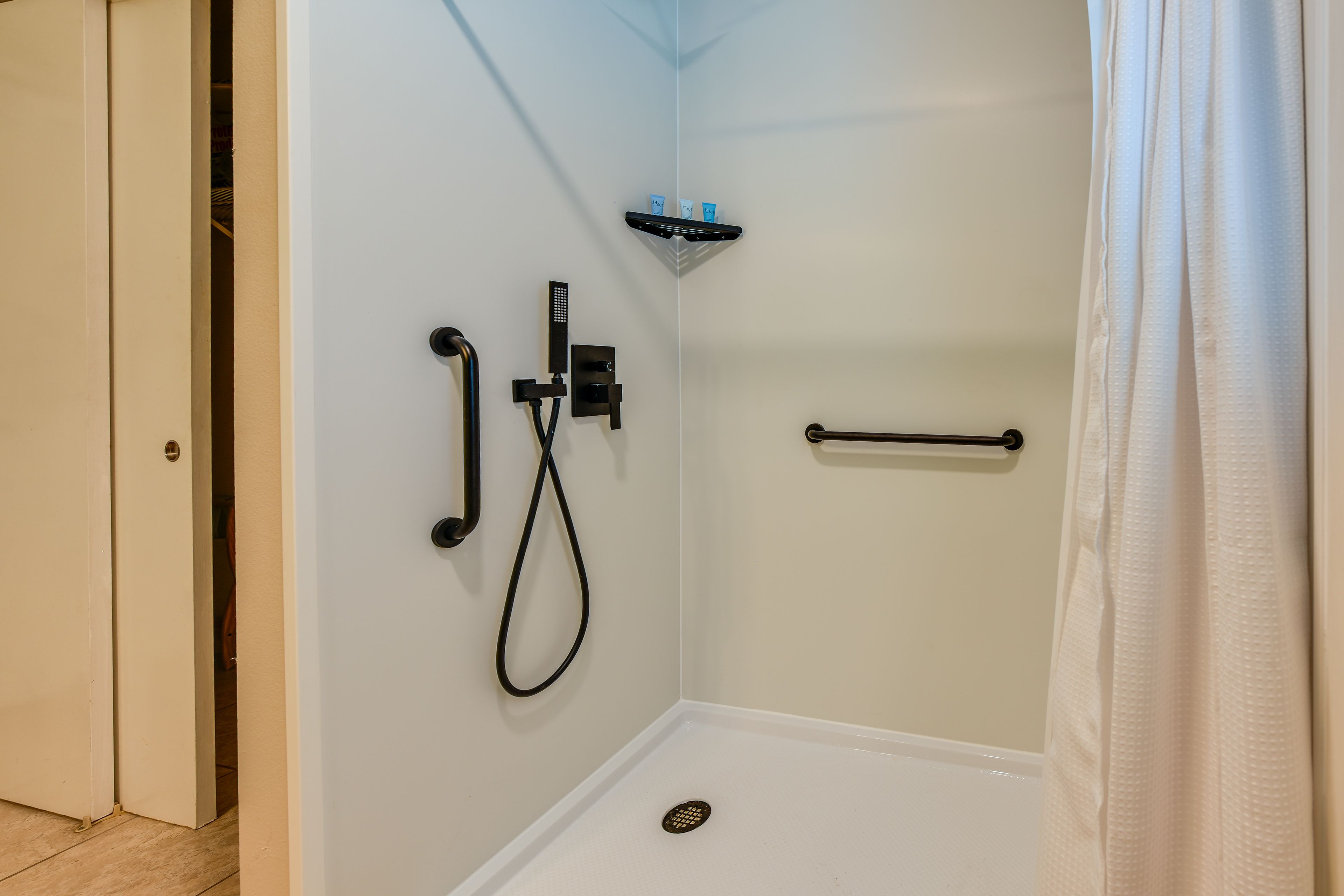 Full Bathroom | Towels Provided | Complimentary Toiletries