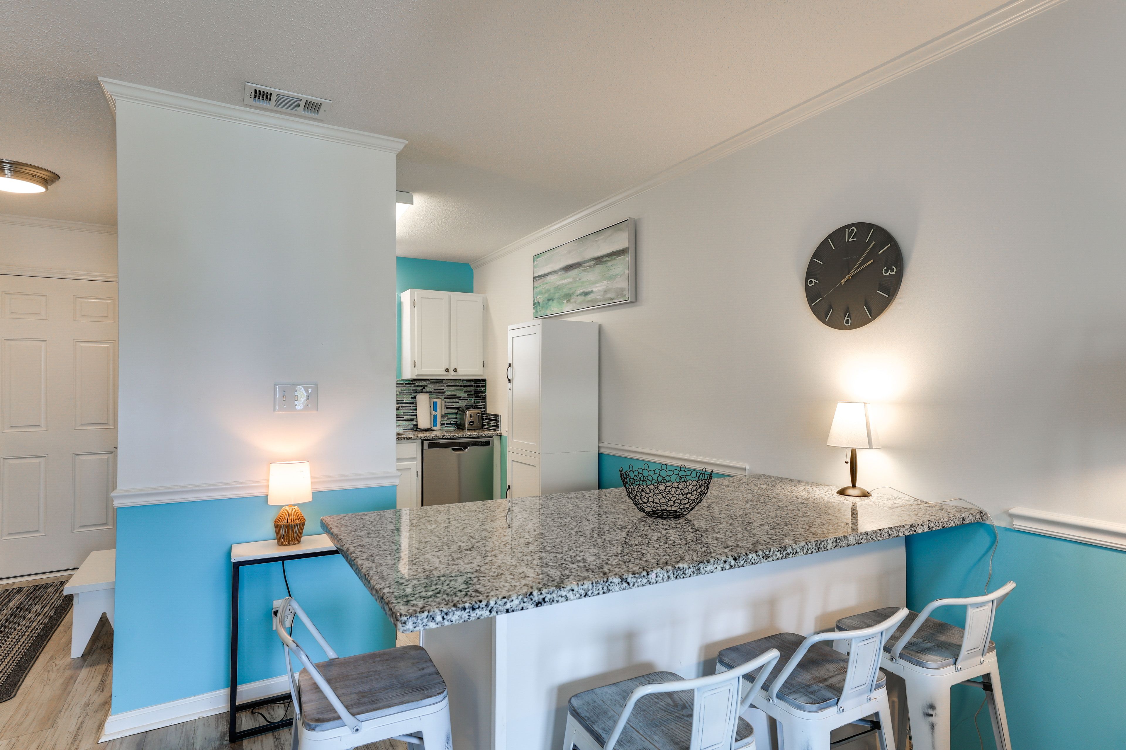 Dining Area | Breakfast Bar